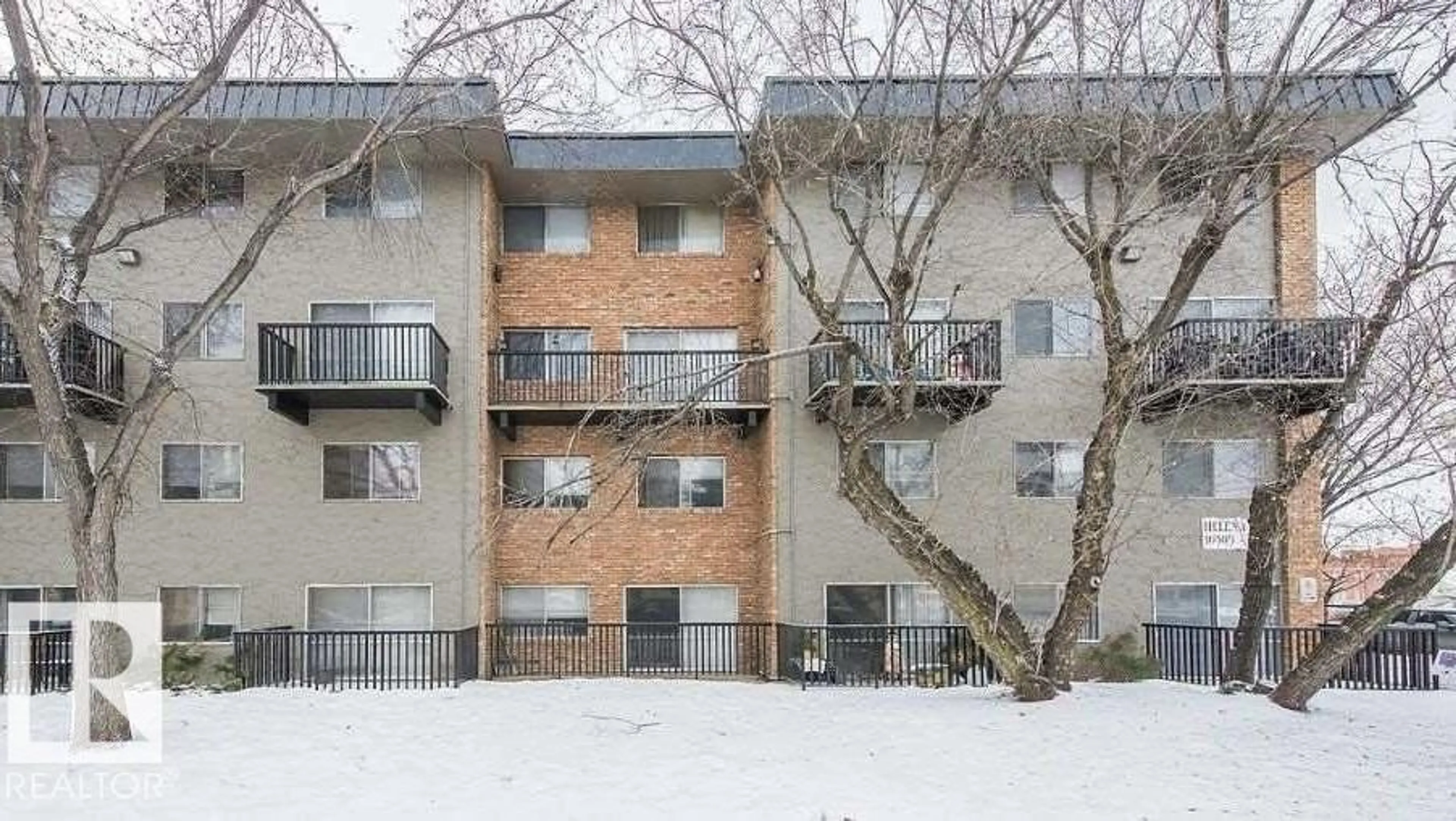 Patio, building for 103 - 10305 108 AV, Edmonton Alberta T5H1B1