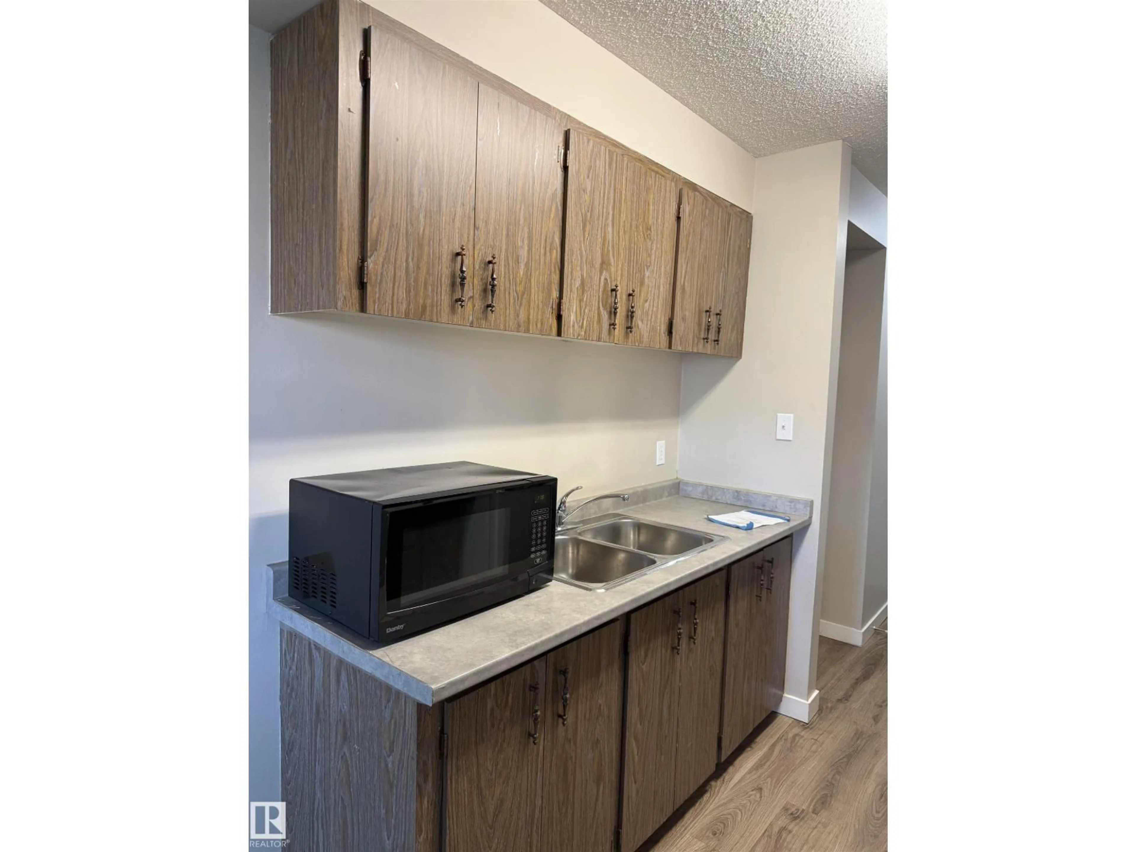 Standard kitchen, wood/laminate floor for 103 - 10305 108 AV, Edmonton Alberta T5H1B1