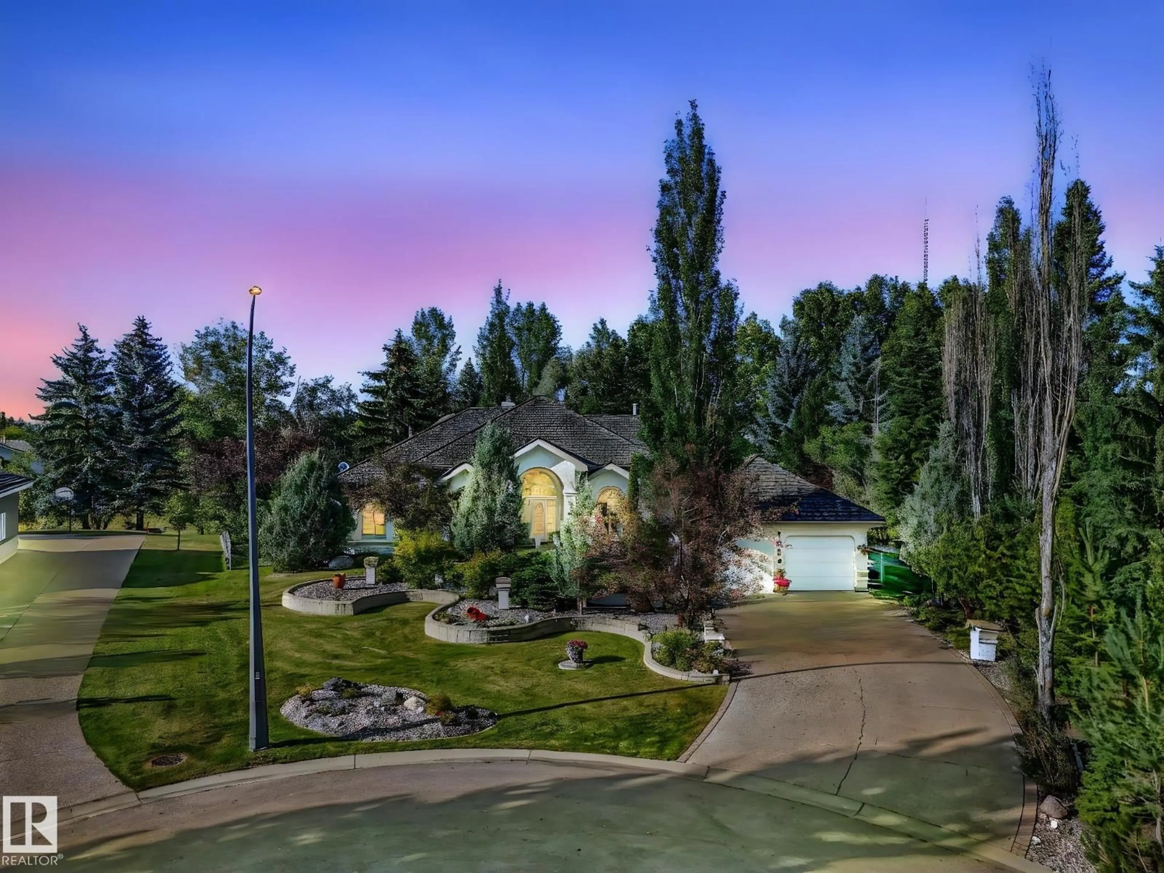 A pic from outside/outdoor area/front of a property/back of a property/a pic from drone, unknown for 536 ESTATE DR, Sherwood Park Alberta T8B1M2