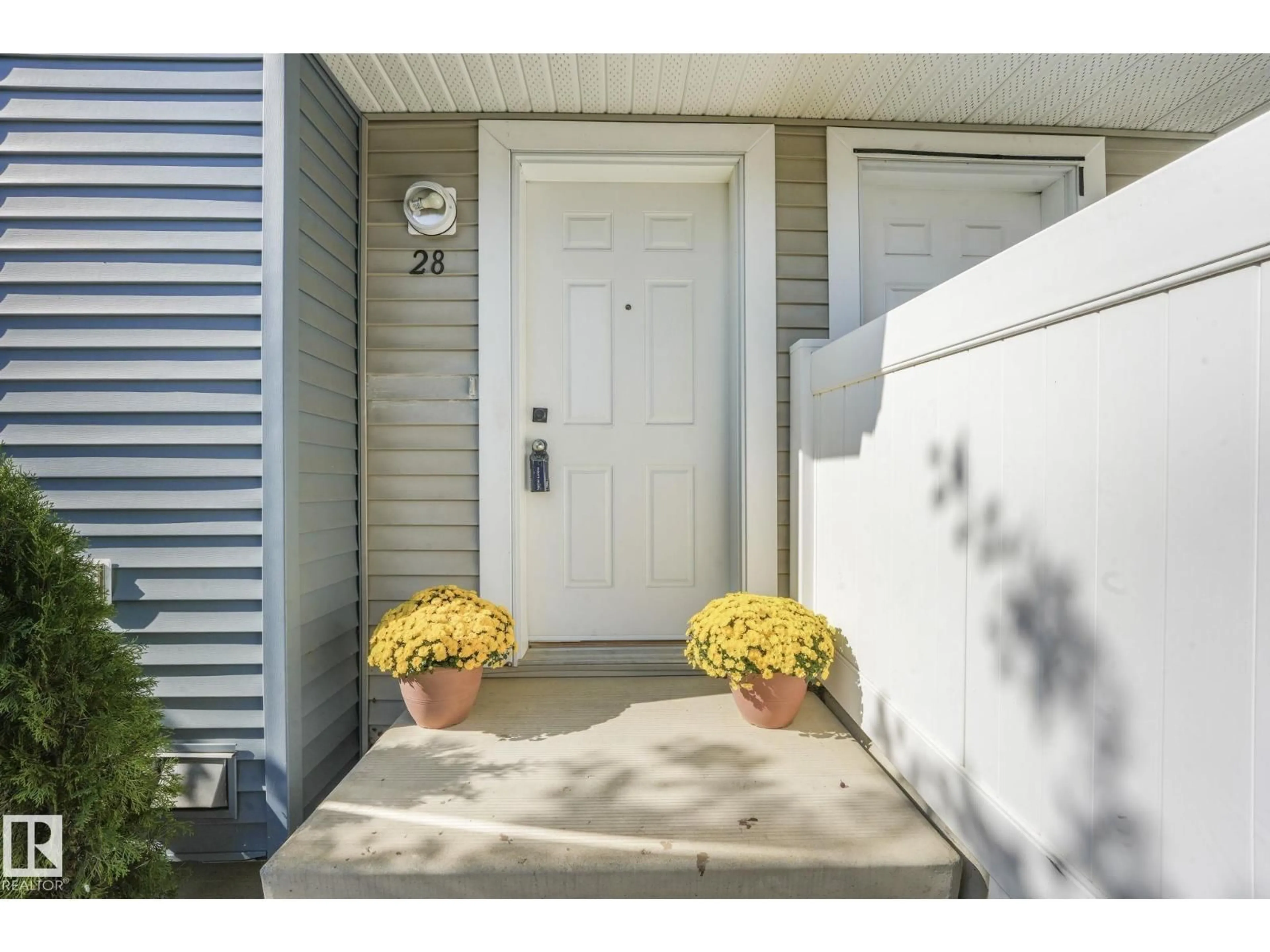 Indoor entryway for #28 - 8304 11 AV, Edmonton Alberta T6X1J8
