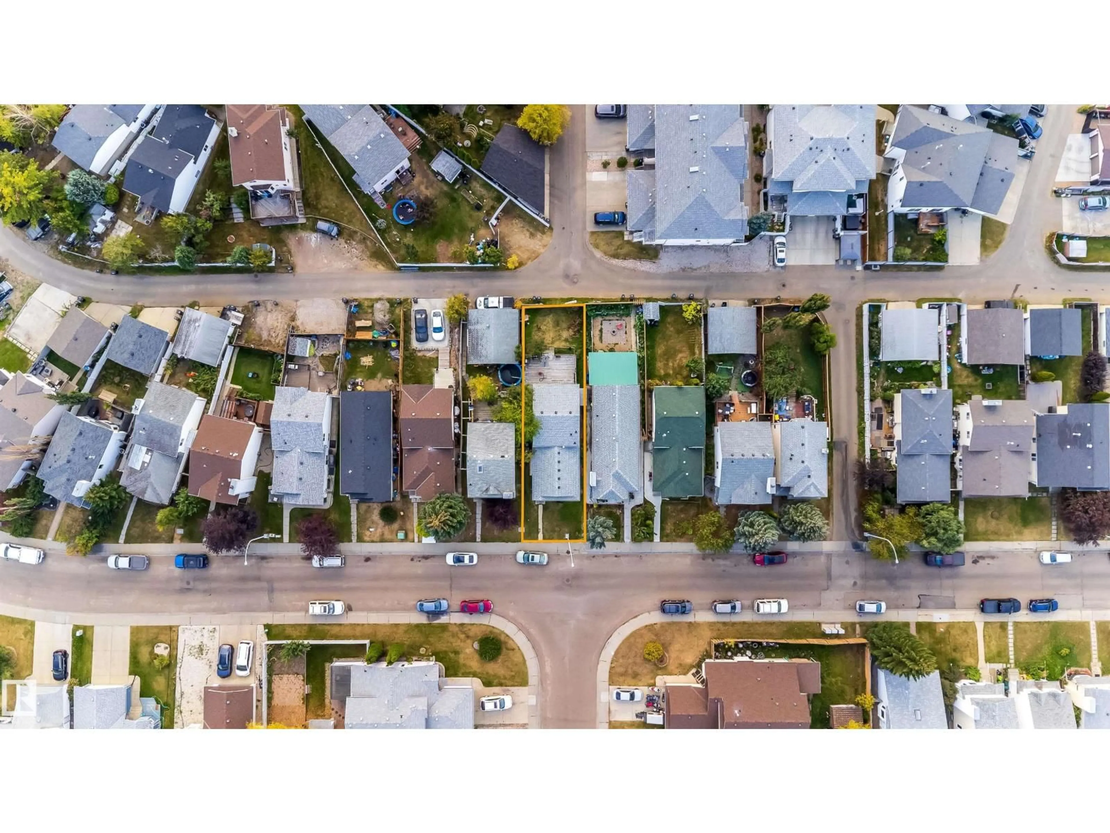 A pic from outside/outdoor area/front of a property/back of a property/a pic from drone, street for 4004 37 ST, Edmonton Alberta T6L6M8
