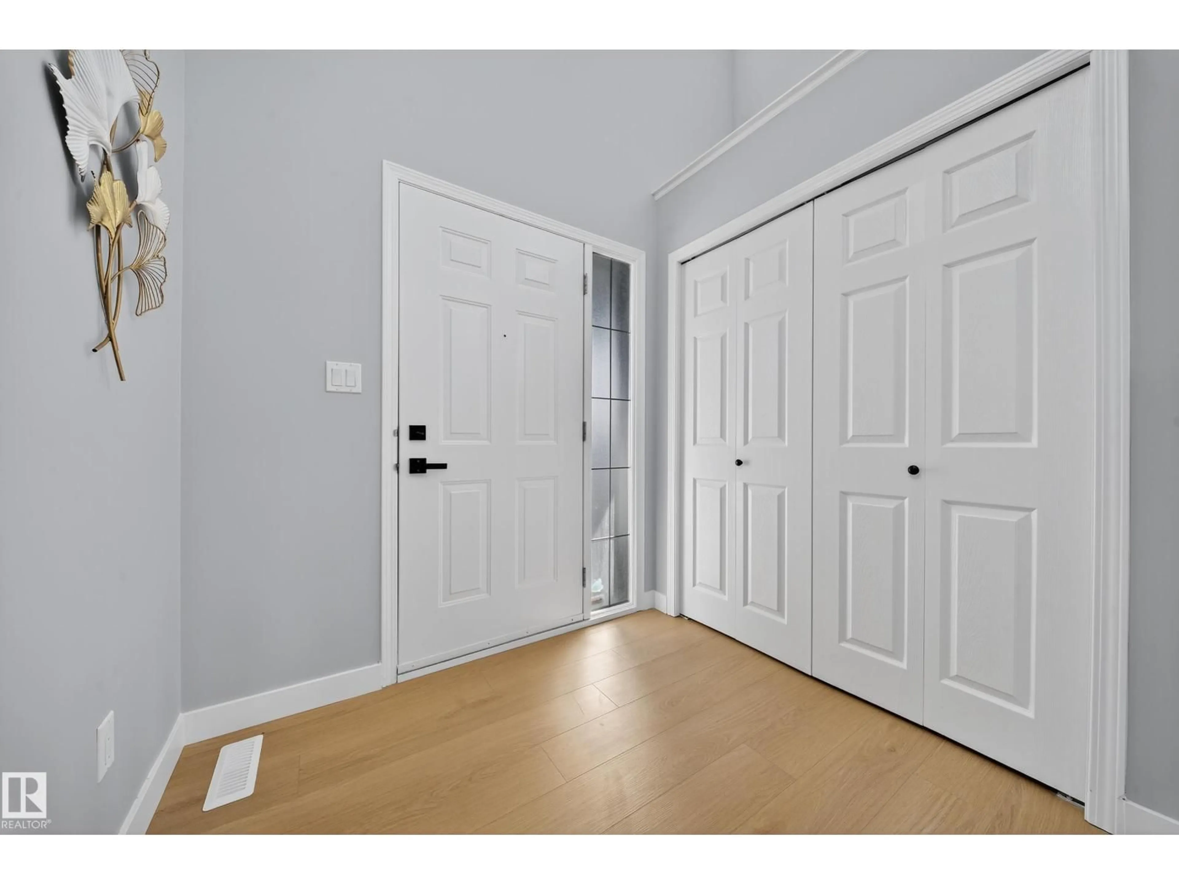 Indoor entryway for 3522 18 ST, Edmonton Alberta T6T1Z1