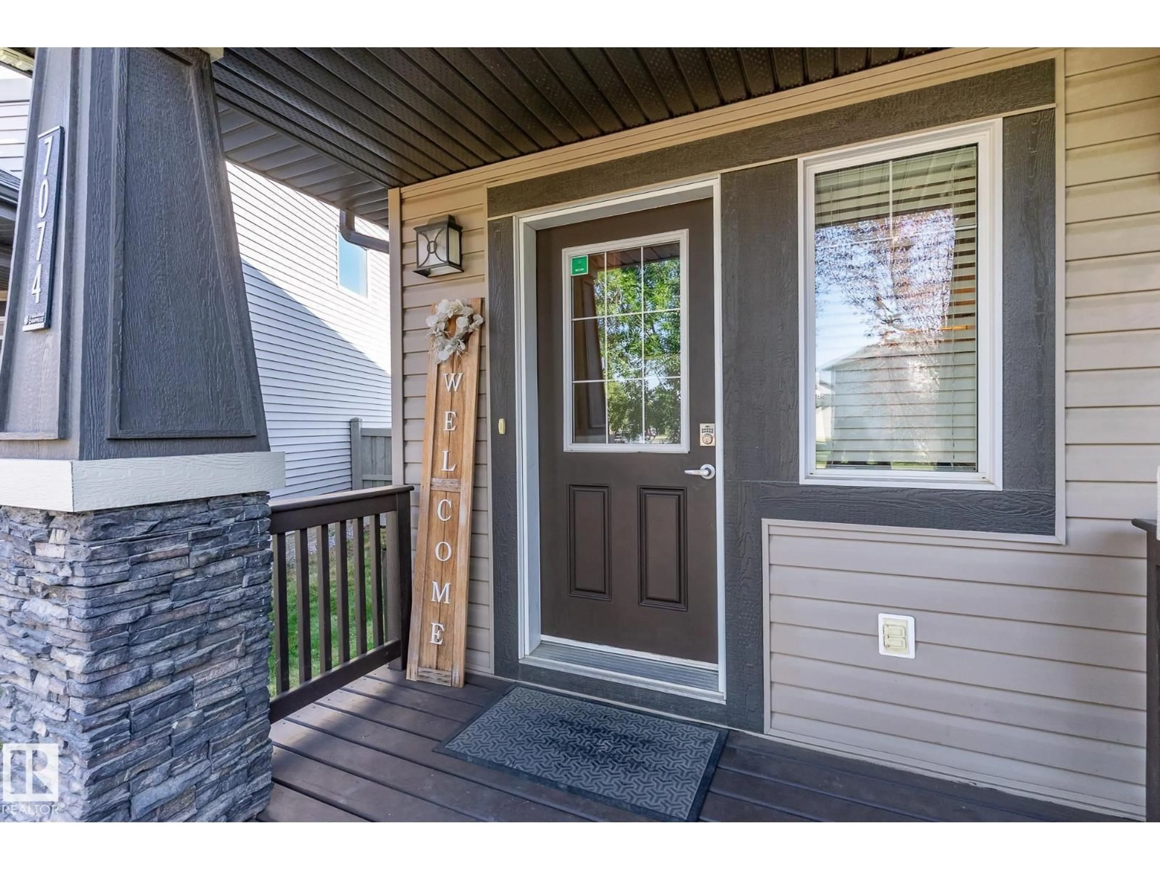Indoor entryway for 7074 CARDINAL WY, Edmonton Alberta T6W1Z2