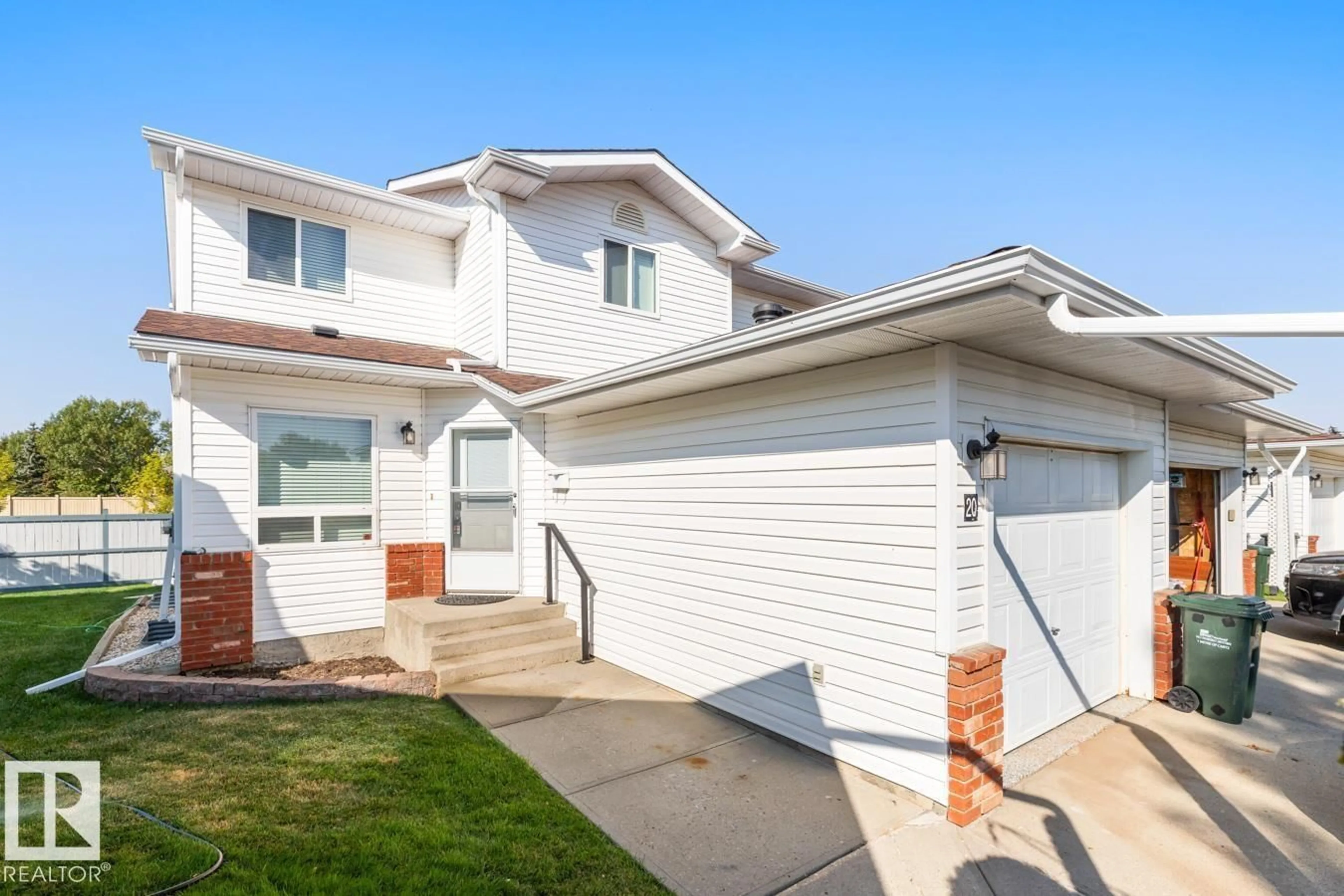Home with vinyl exterior material, street for 15 - 20 RITCHIE WY, Sherwood Park Alberta T8A5T3
