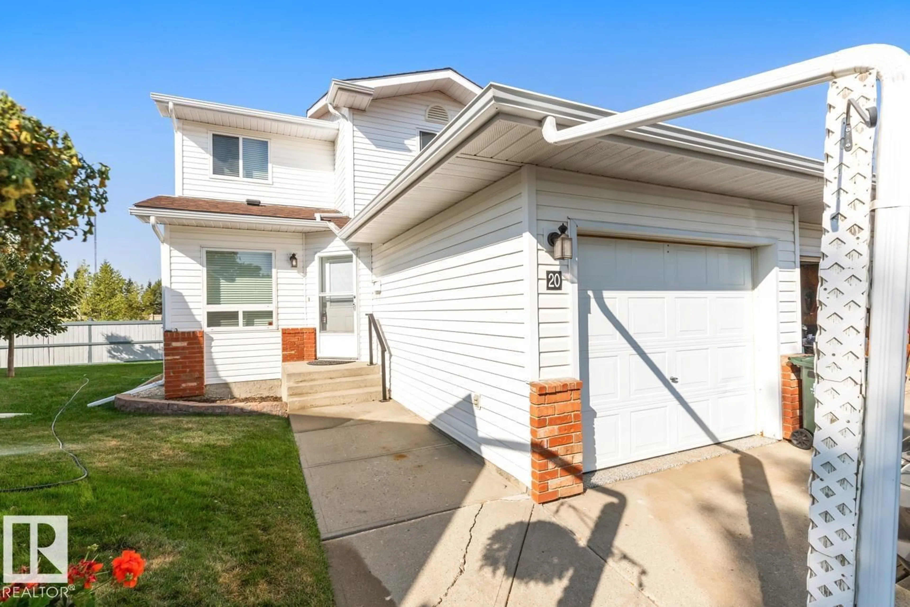 Home with vinyl exterior material, street for 15 - 20 RITCHIE WY, Sherwood Park Alberta T8A5T3