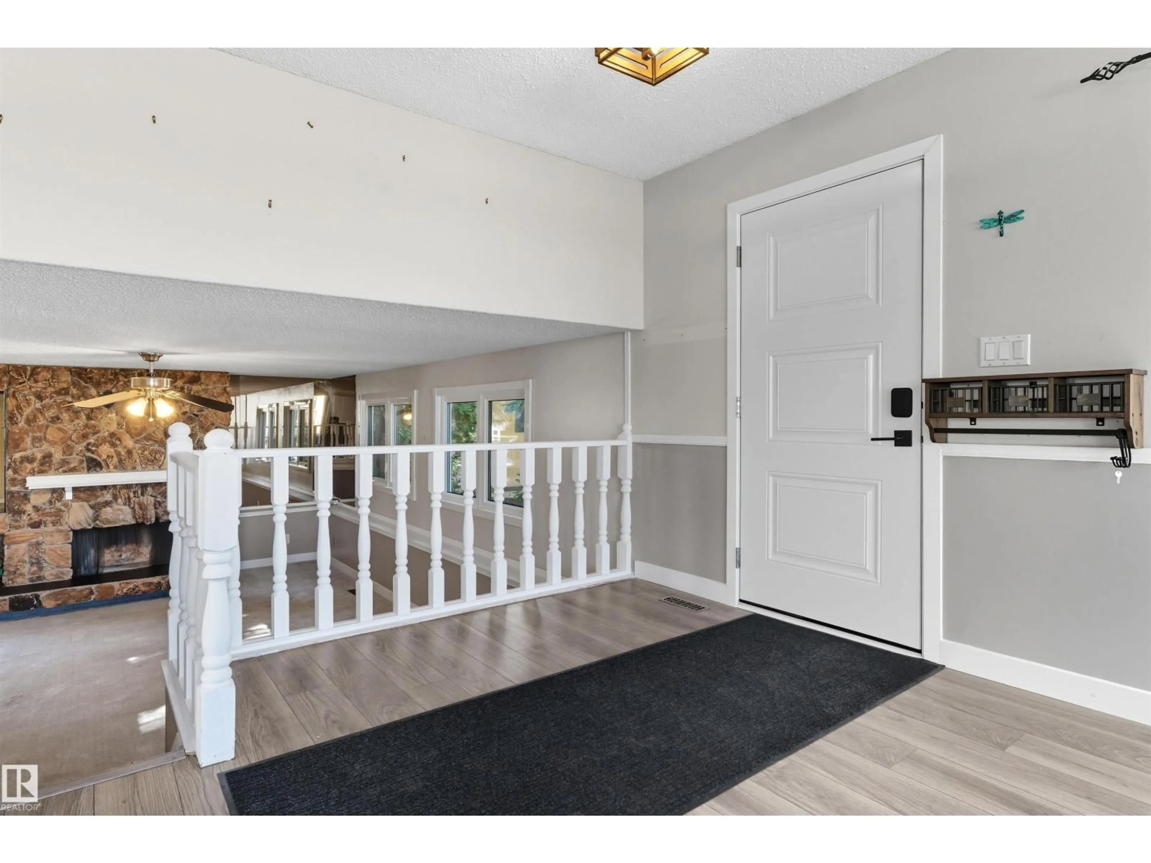 Indoor entryway for 363 HUFFMAN CR, Edmonton Alberta T5A4C9