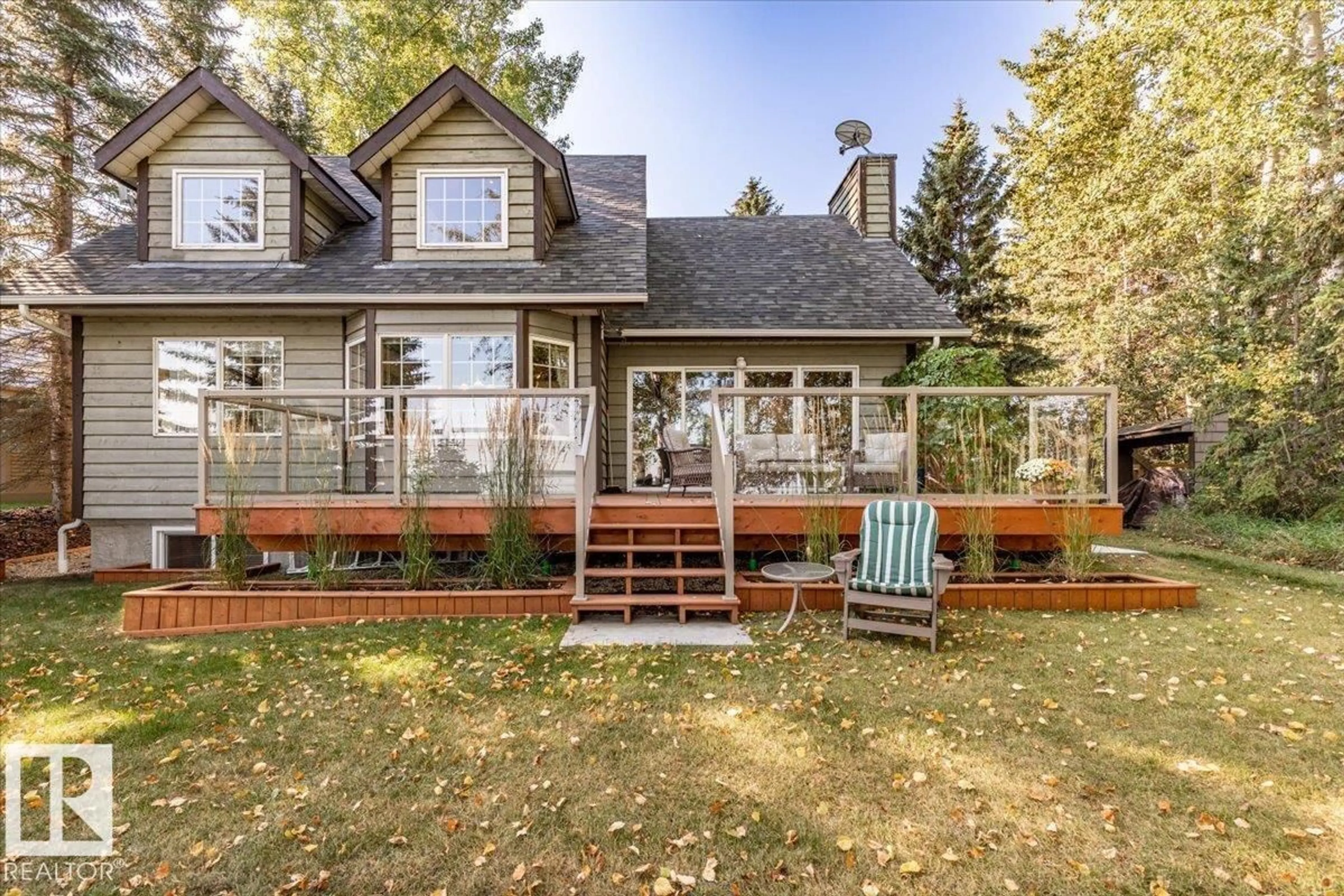 Home with vinyl exterior material, water/lake/river/ocean view for 263 LAKESHORE DR, Rural Wetaskiwin County Alberta T0C2V0