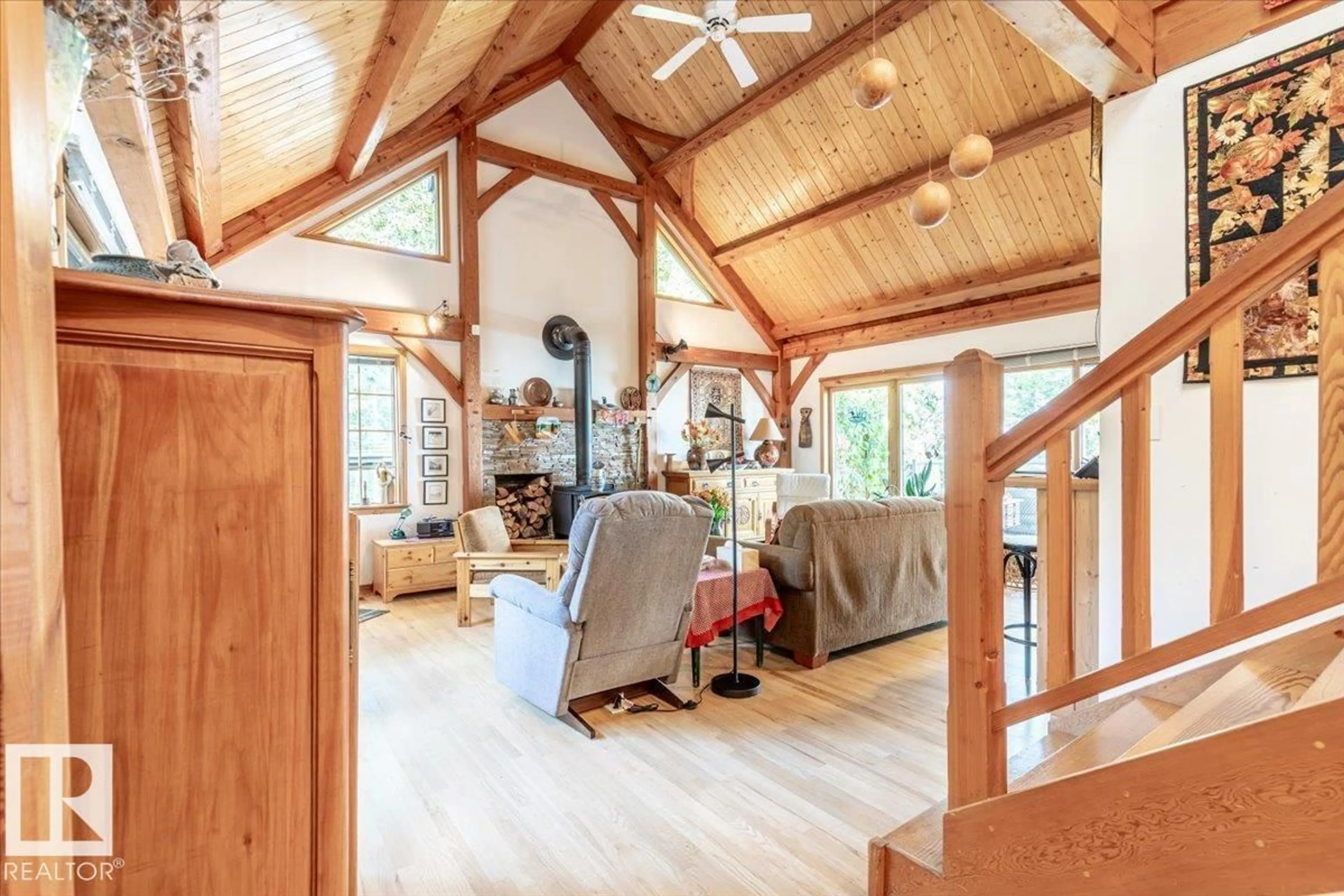 Indoor foyer for 263 LAKESHORE DR, Rural Wetaskiwin County Alberta T0C2V0