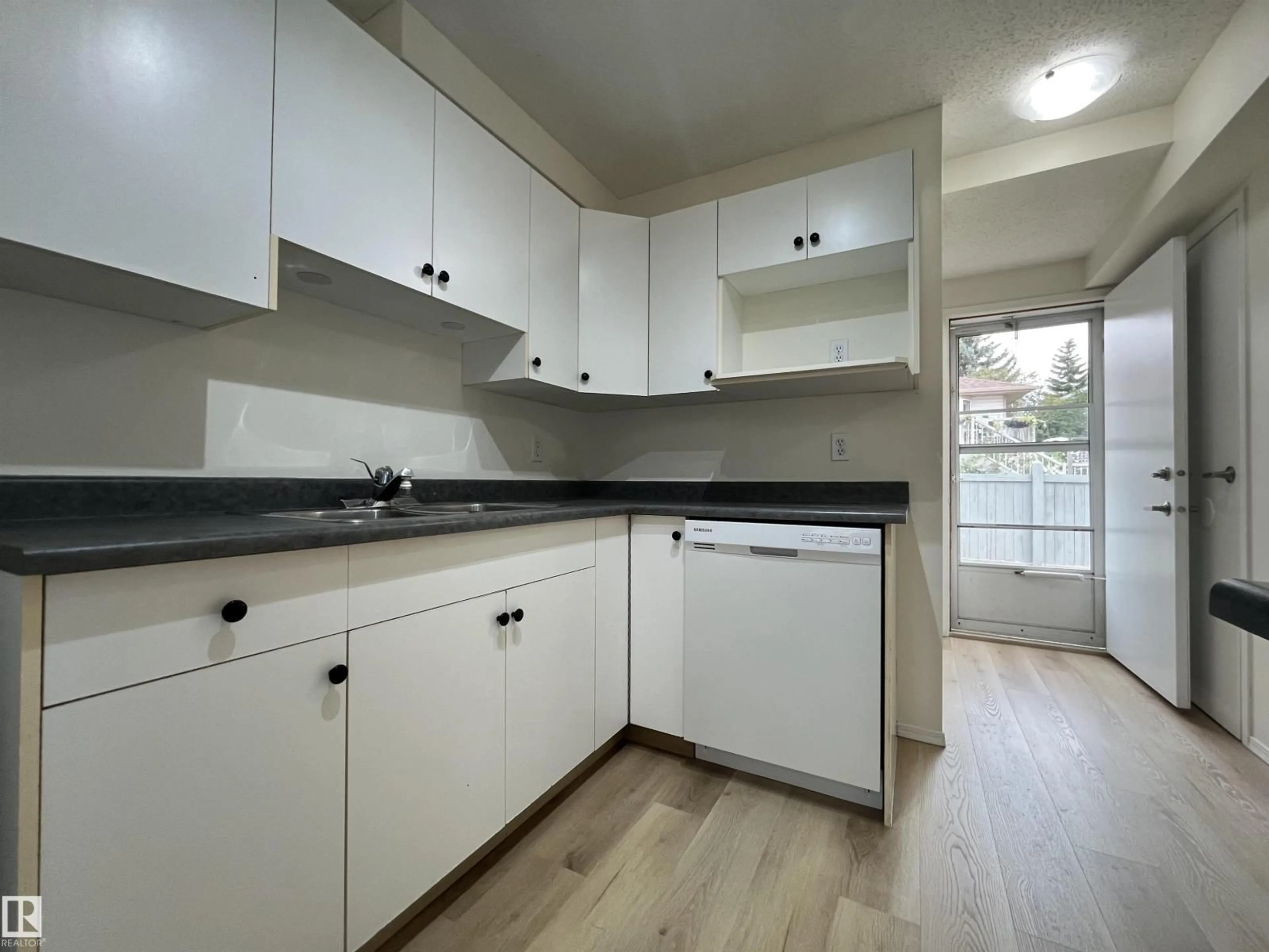 Standard kitchen, wood/laminate floor for B - 17 IMPERIAL CR, Devon Alberta T9G1K3