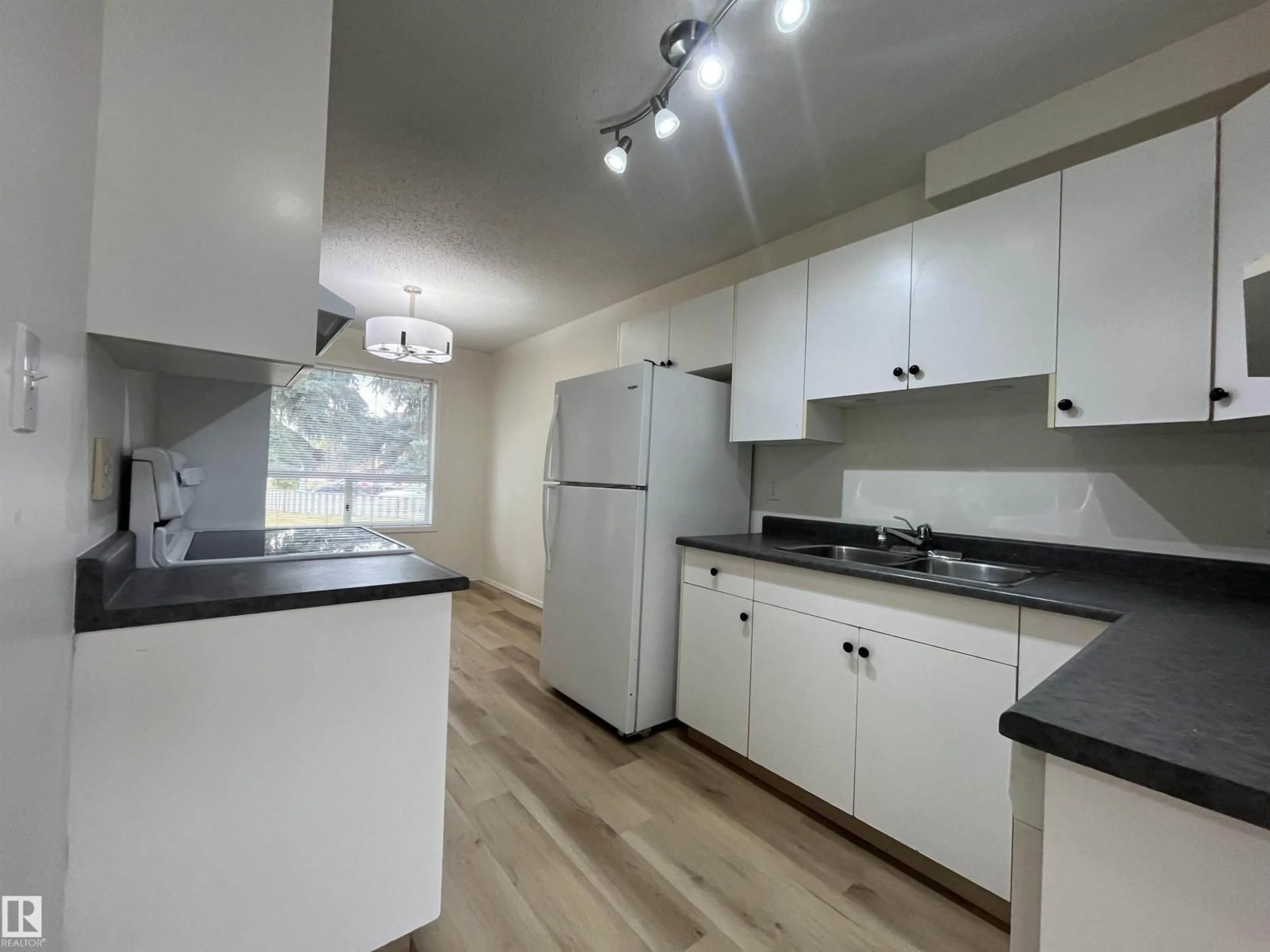 Standard kitchen, wood/laminate floor for B - 17 IMPERIAL CR, Devon Alberta T9G1K3