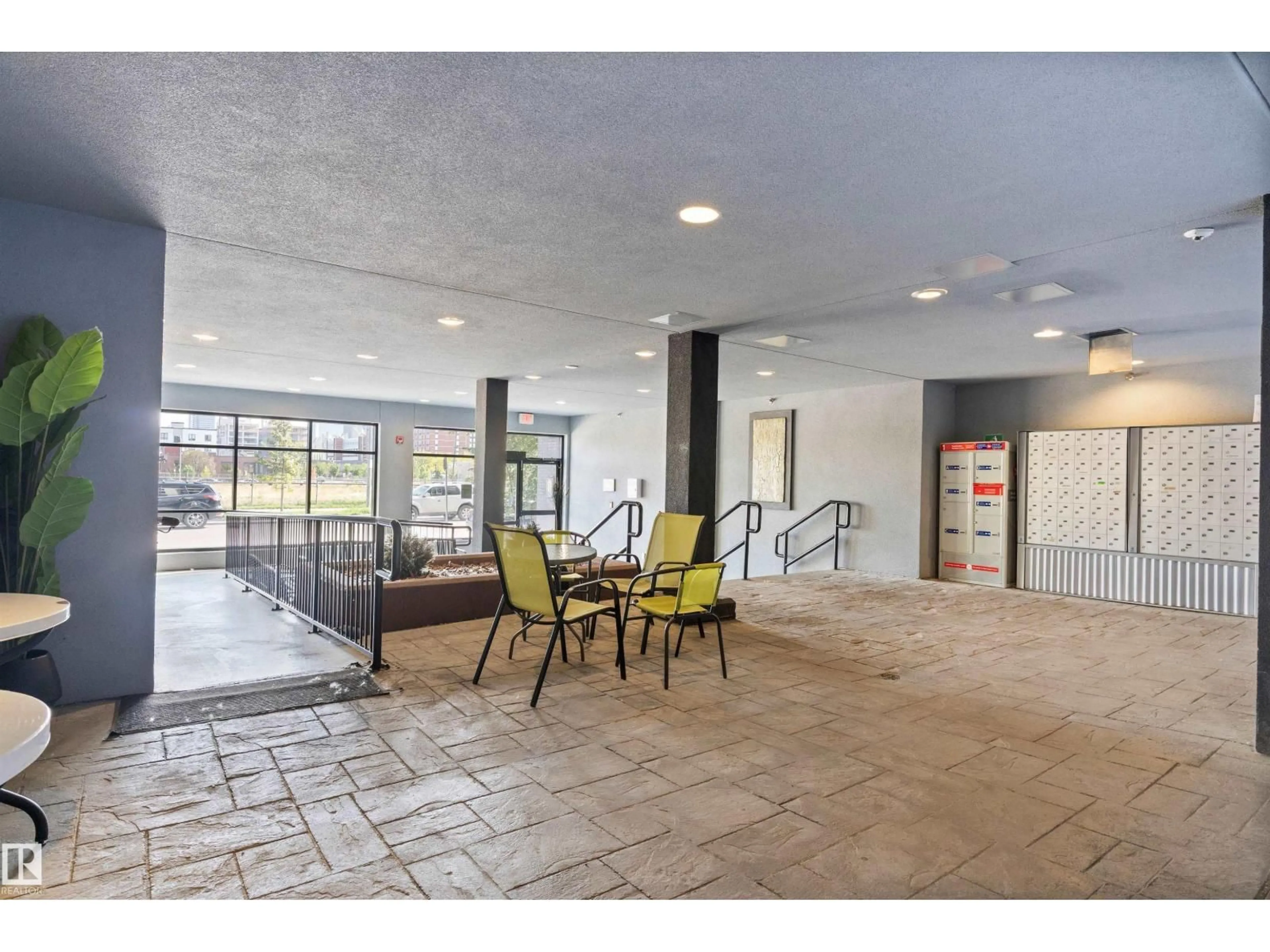 Indoor foyer for #110 - 10518 113 ST, Edmonton Alberta T5H0C6