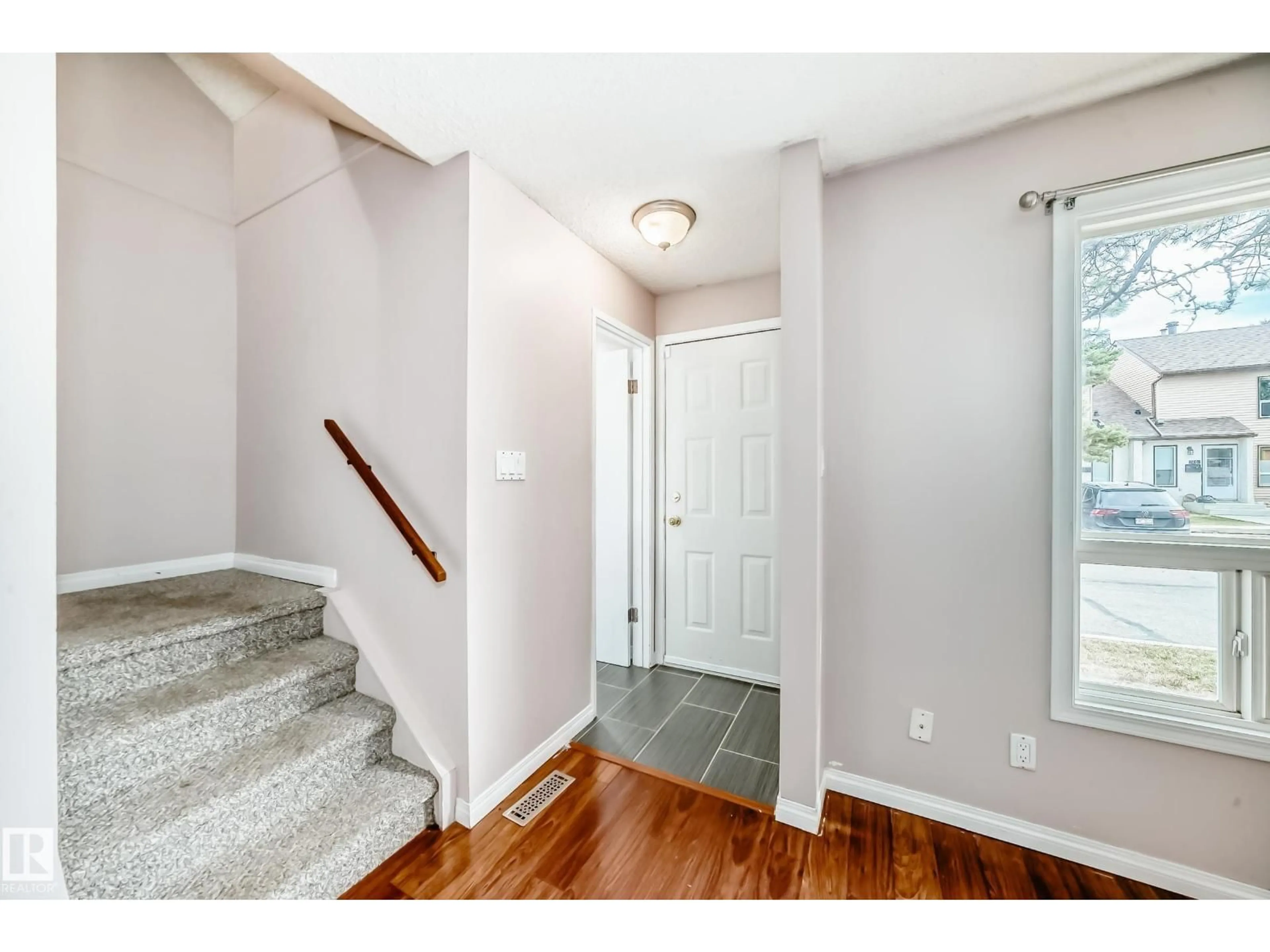 Indoor entryway for 24 - 1651 46 ST, Edmonton Alberta T6L5H2