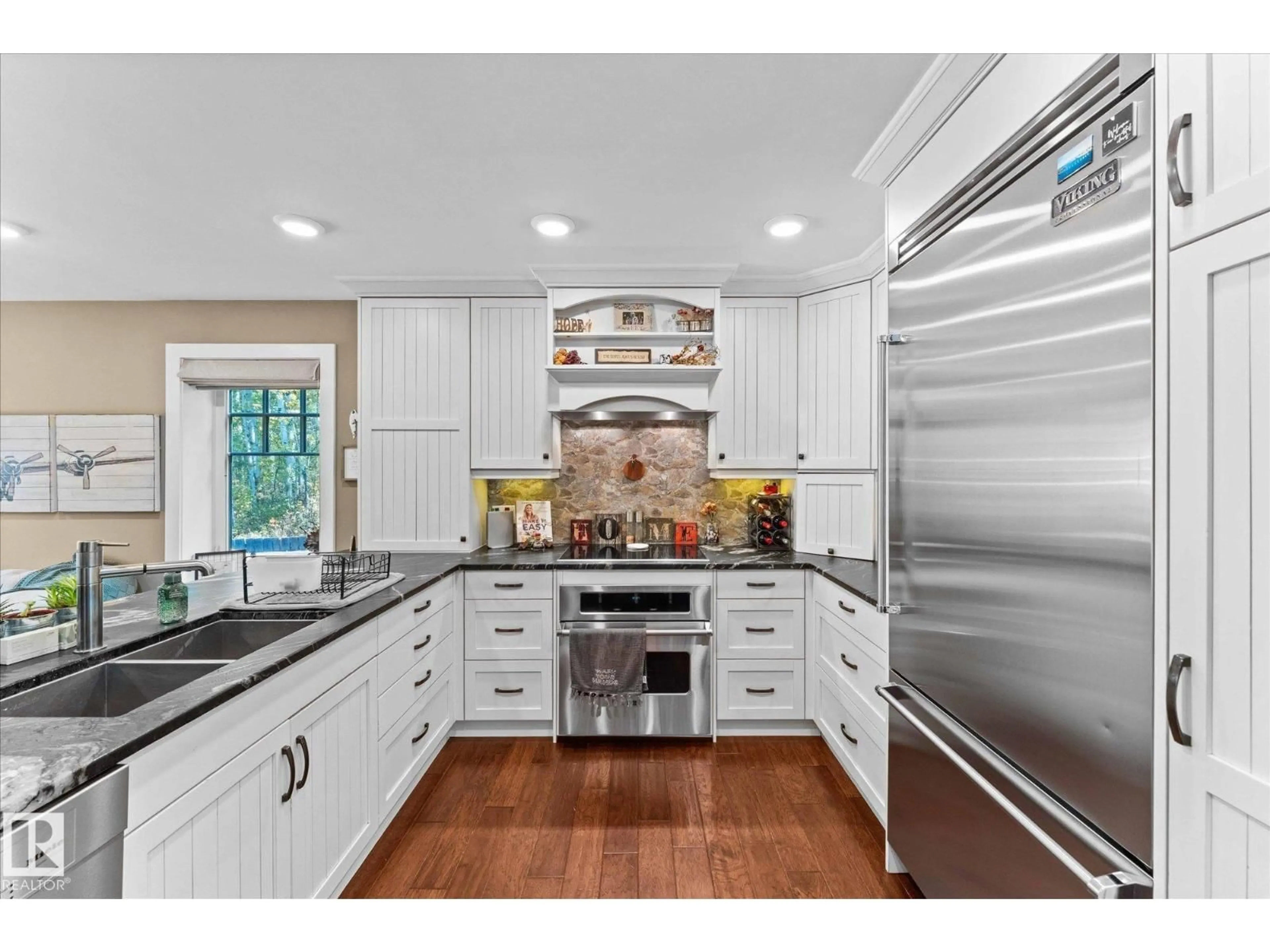 Contemporary kitchen, ceramic/tile floor for 13 - 54029 RGE ROAD 275, Rural Parkland County Alberta T7X3S6