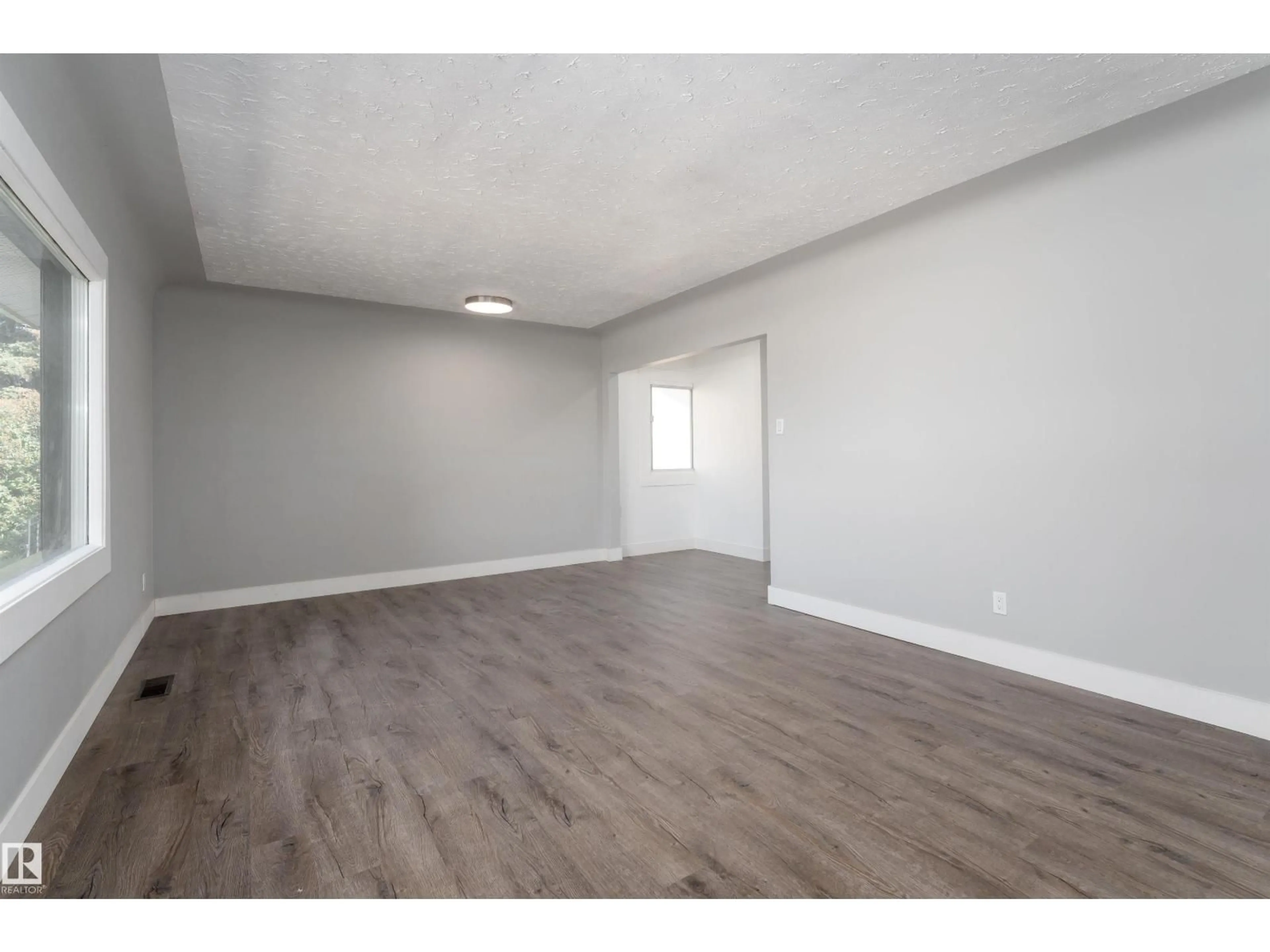 A pic of a room for 10519 40 ST, Edmonton Alberta T6A1S9