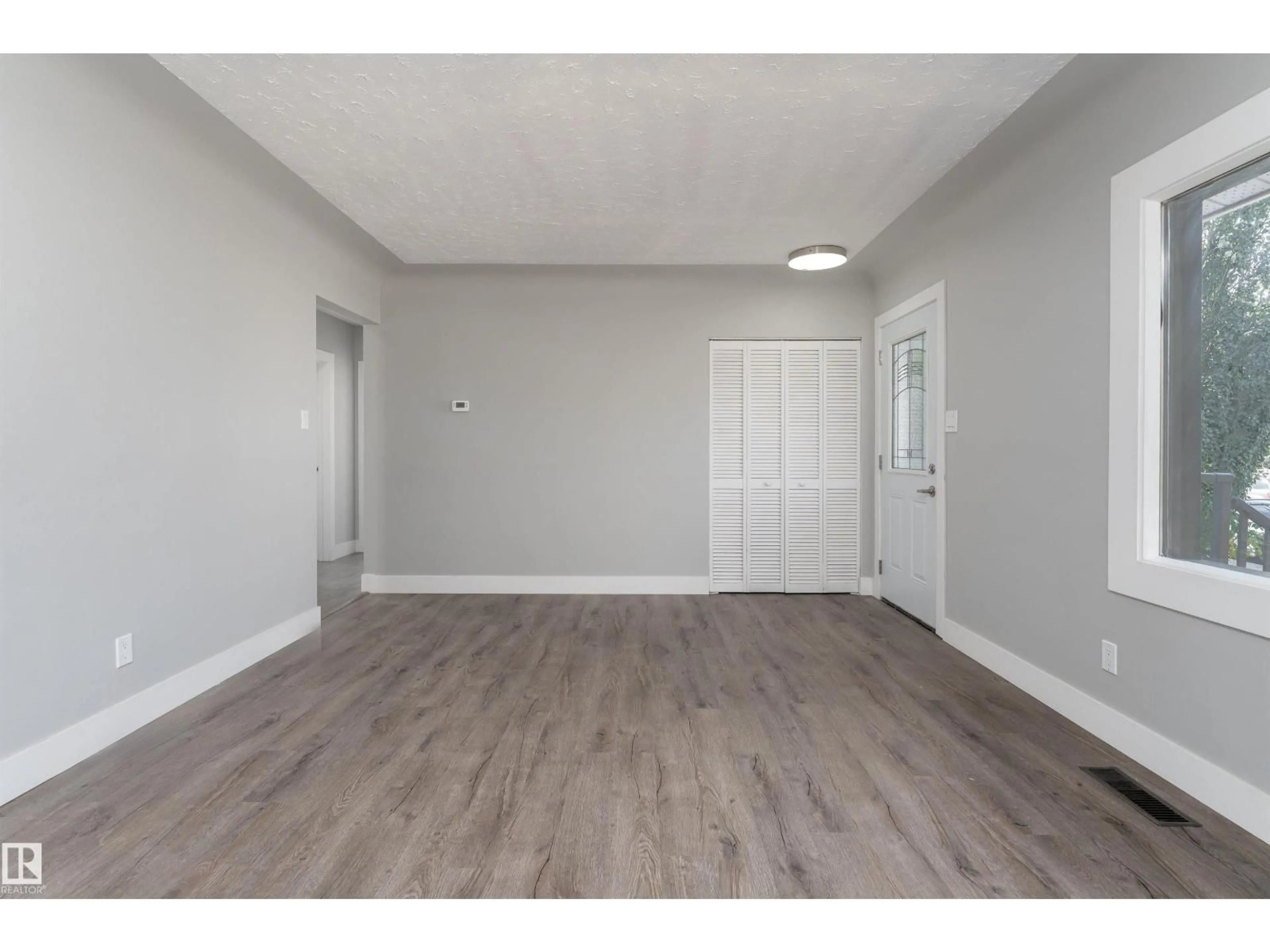 A pic of a room for 10519 40 ST, Edmonton Alberta T6A1S9