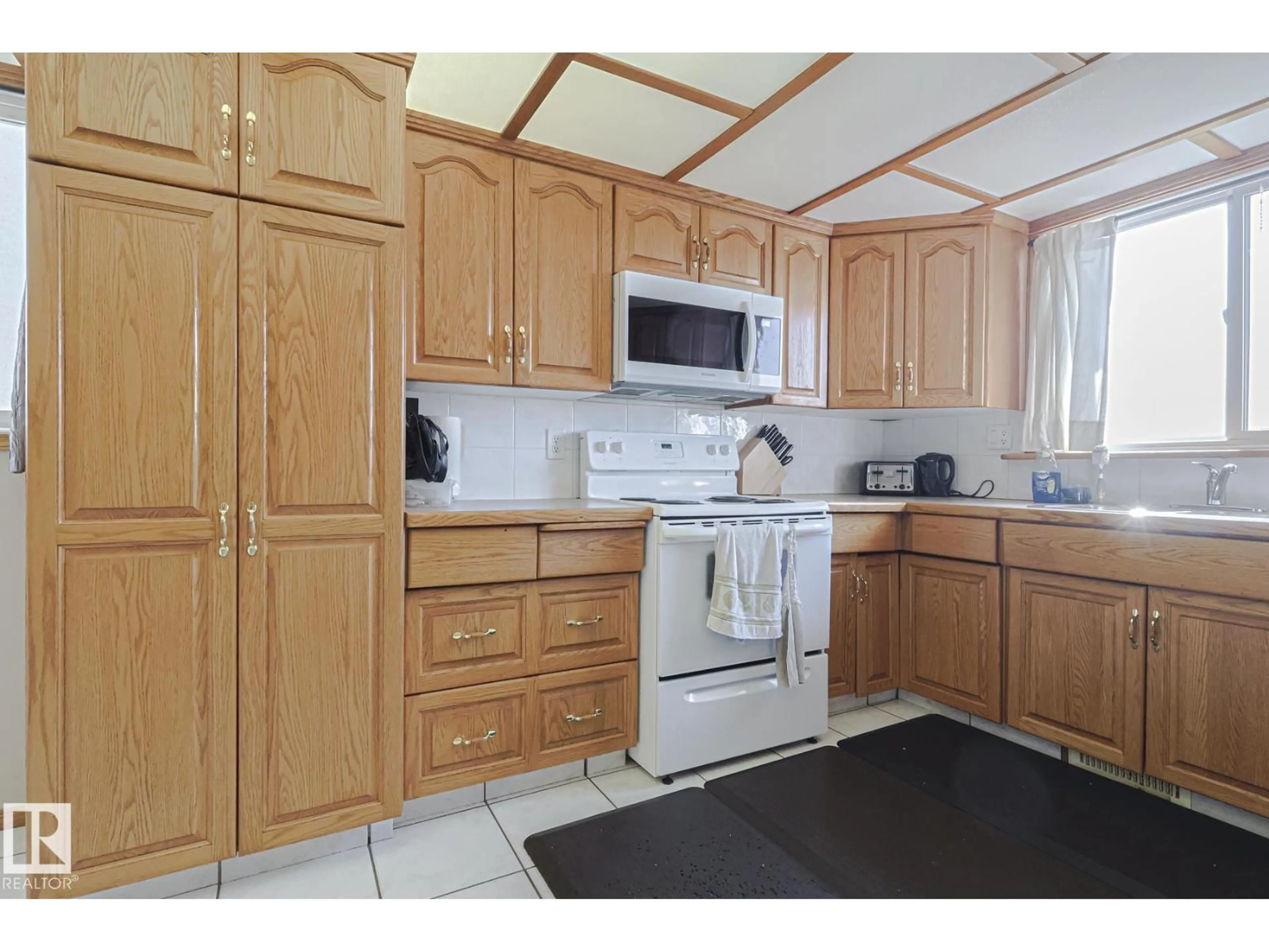 Standard kitchen, unknown for 128 CAMELOT AV, Leduc Alberta T9E4L1
