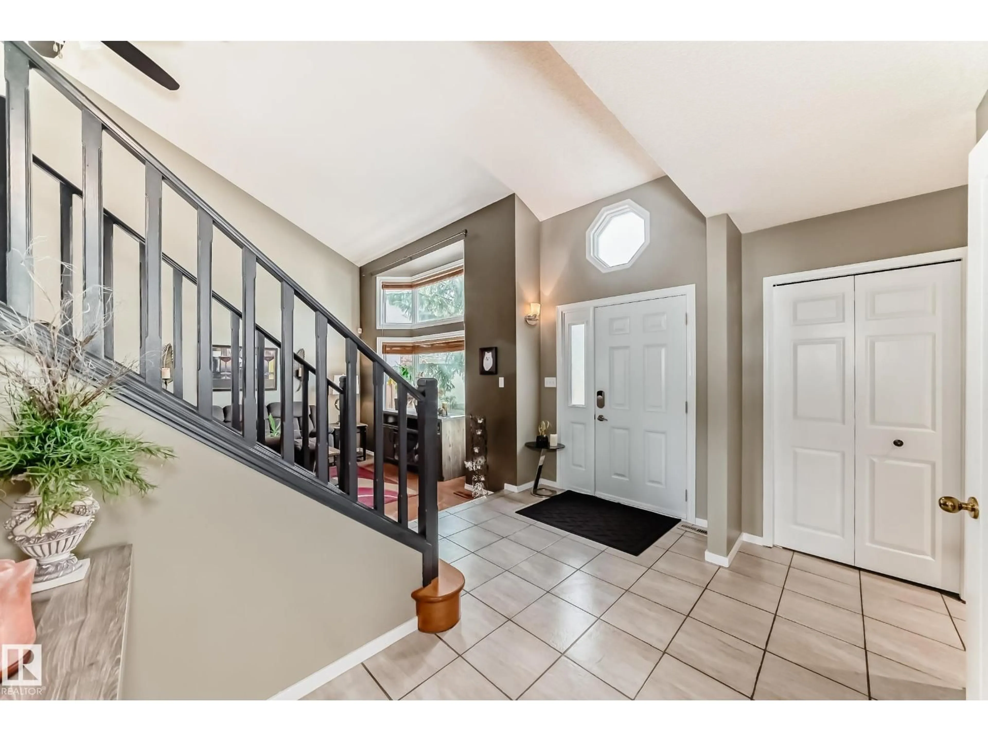 Indoor entryway for 288 ORMSBY RD, Edmonton Alberta T5T5J6