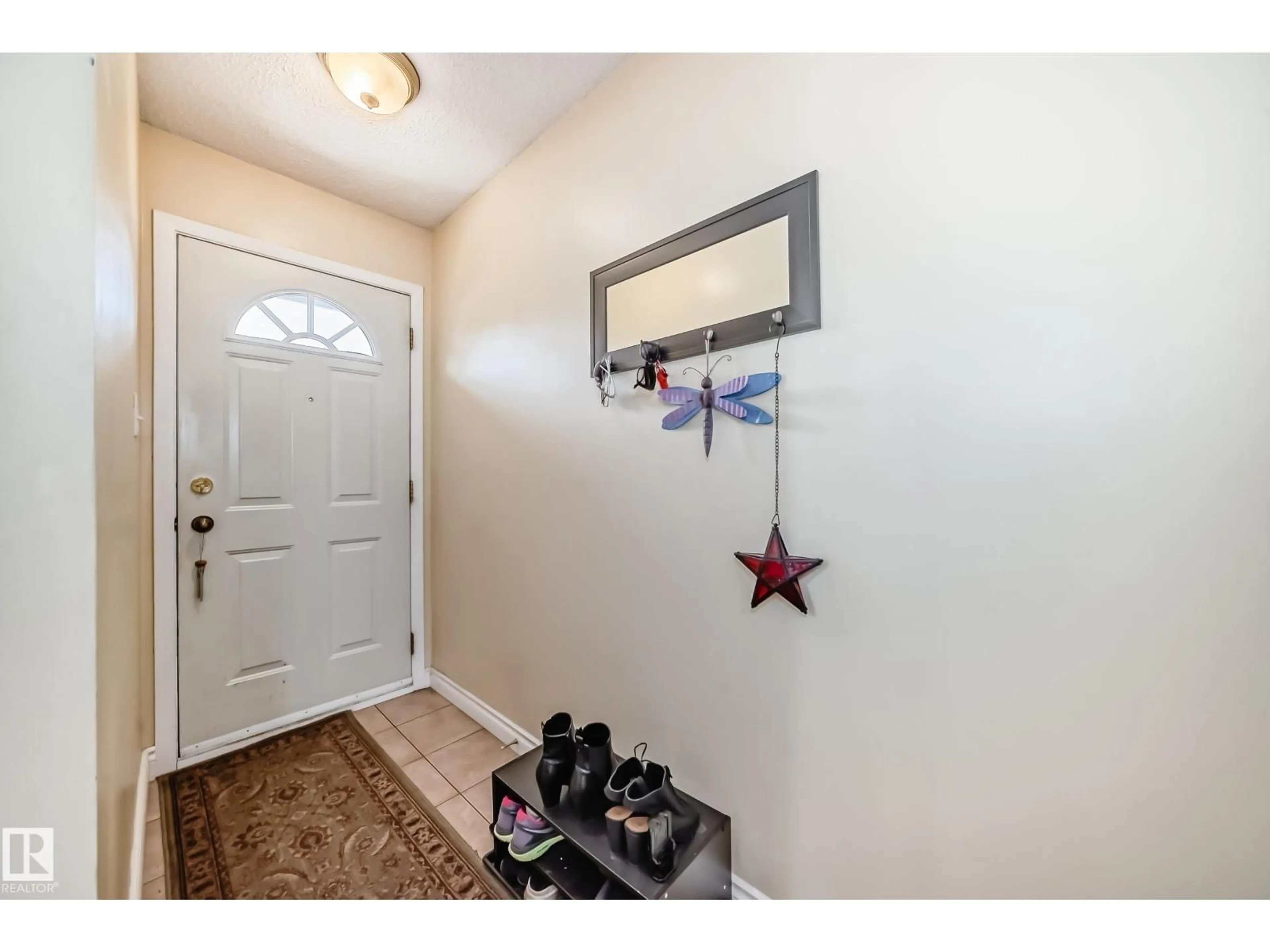 Indoor entryway for 472 CLAREVIEW RD, Edmonton Alberta T5A4G6