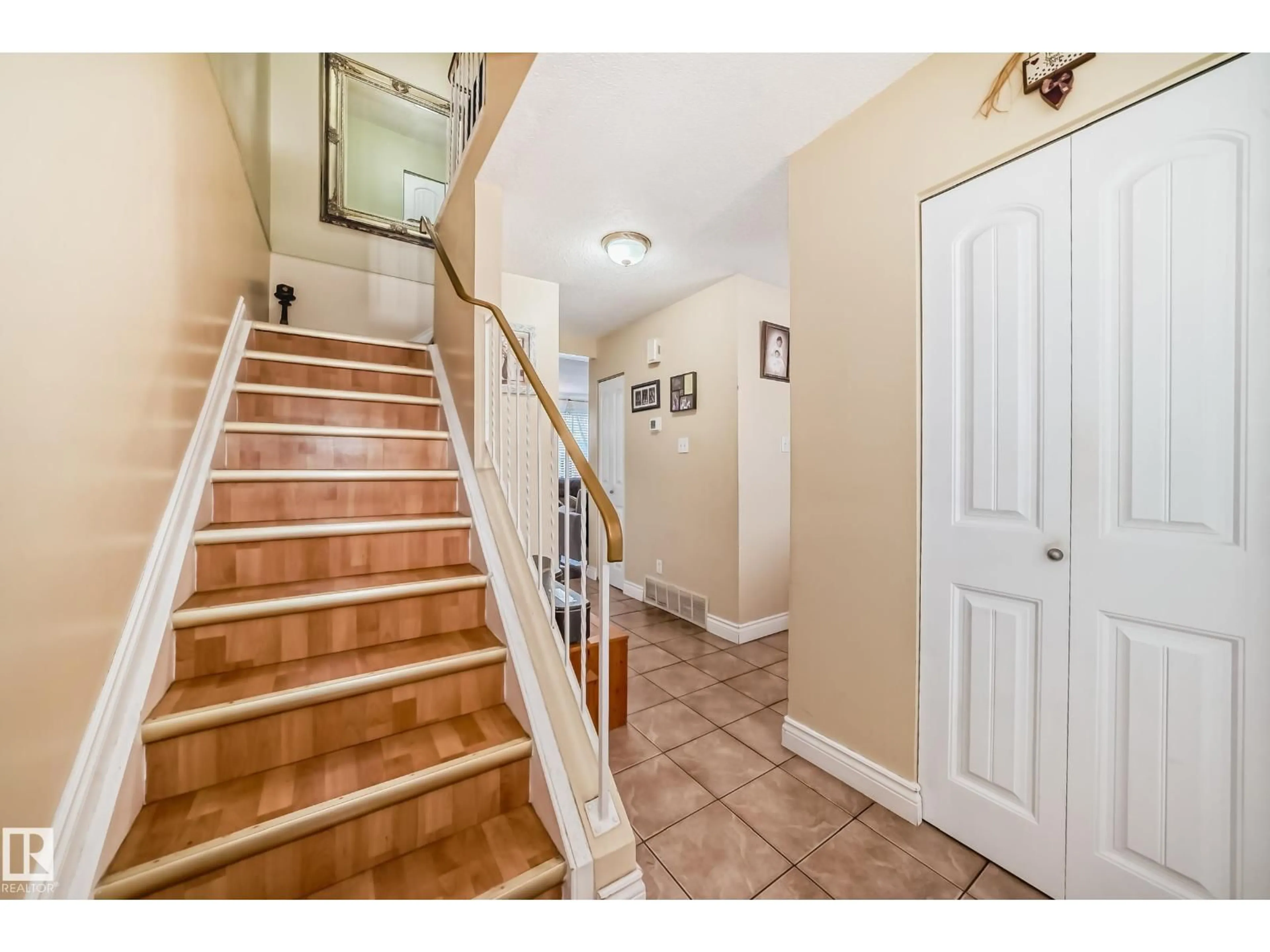 Indoor entryway for 472 CLAREVIEW RD, Edmonton Alberta T5A4G6
