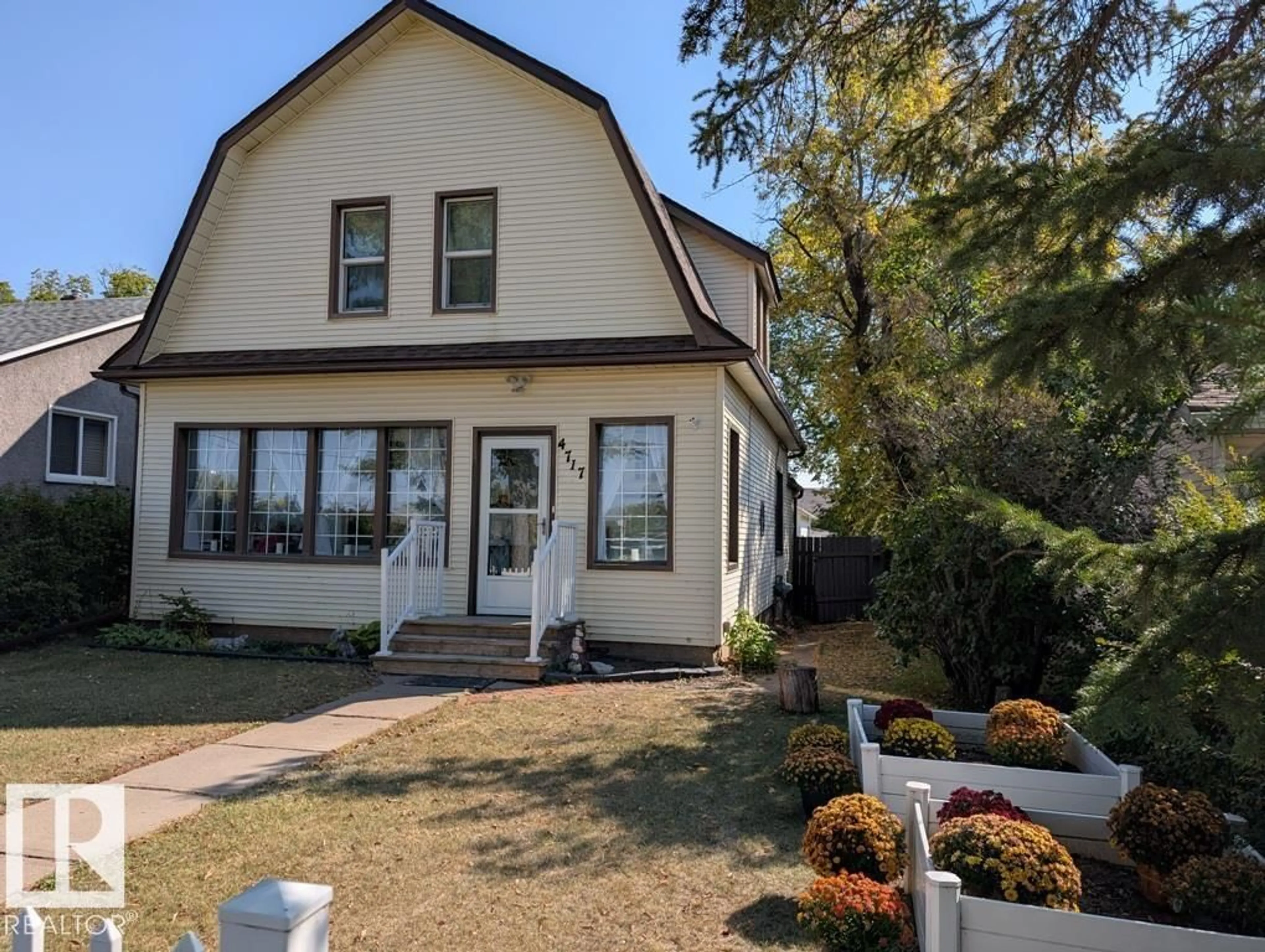 Home with vinyl exterior material, street for 4717 49 ST, Vegreville Alberta T9C1K7