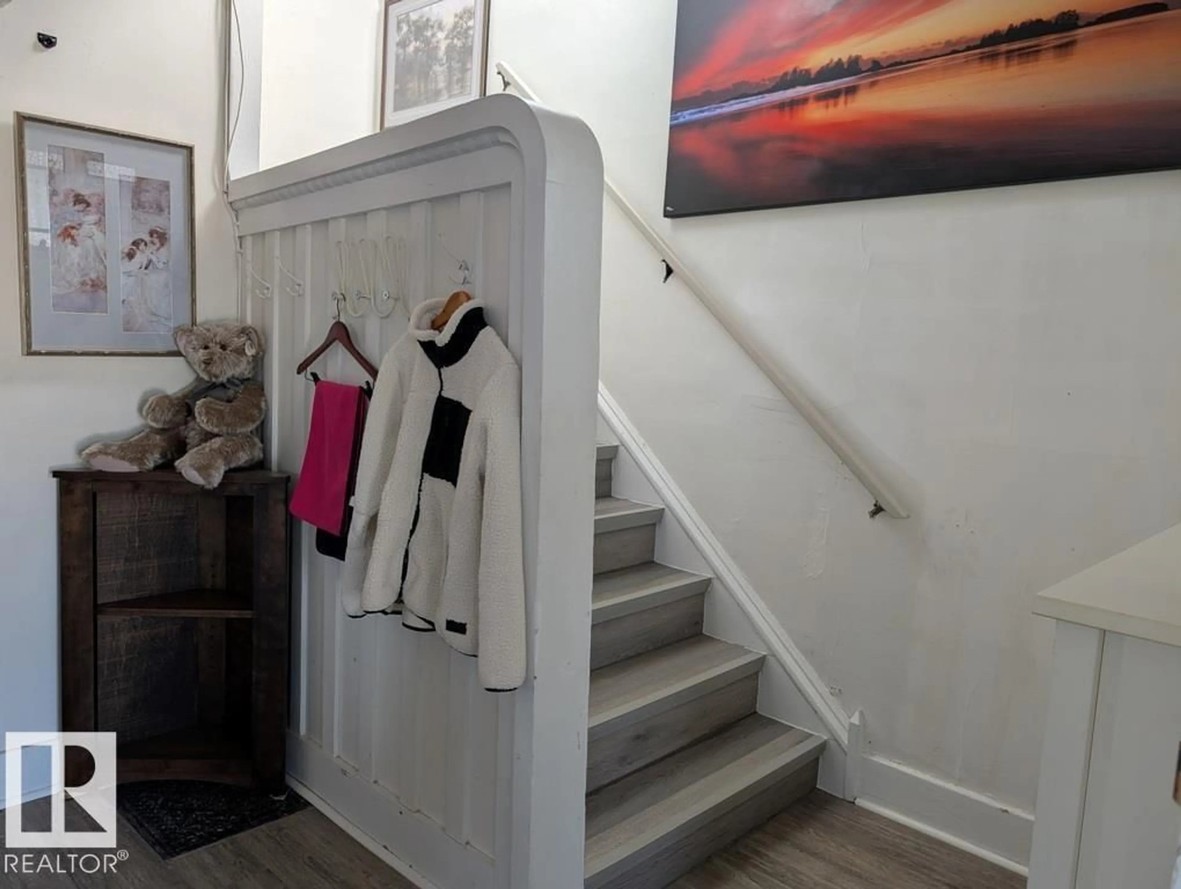 Indoor entryway for 4717 49 ST, Vegreville Alberta T9C1K7