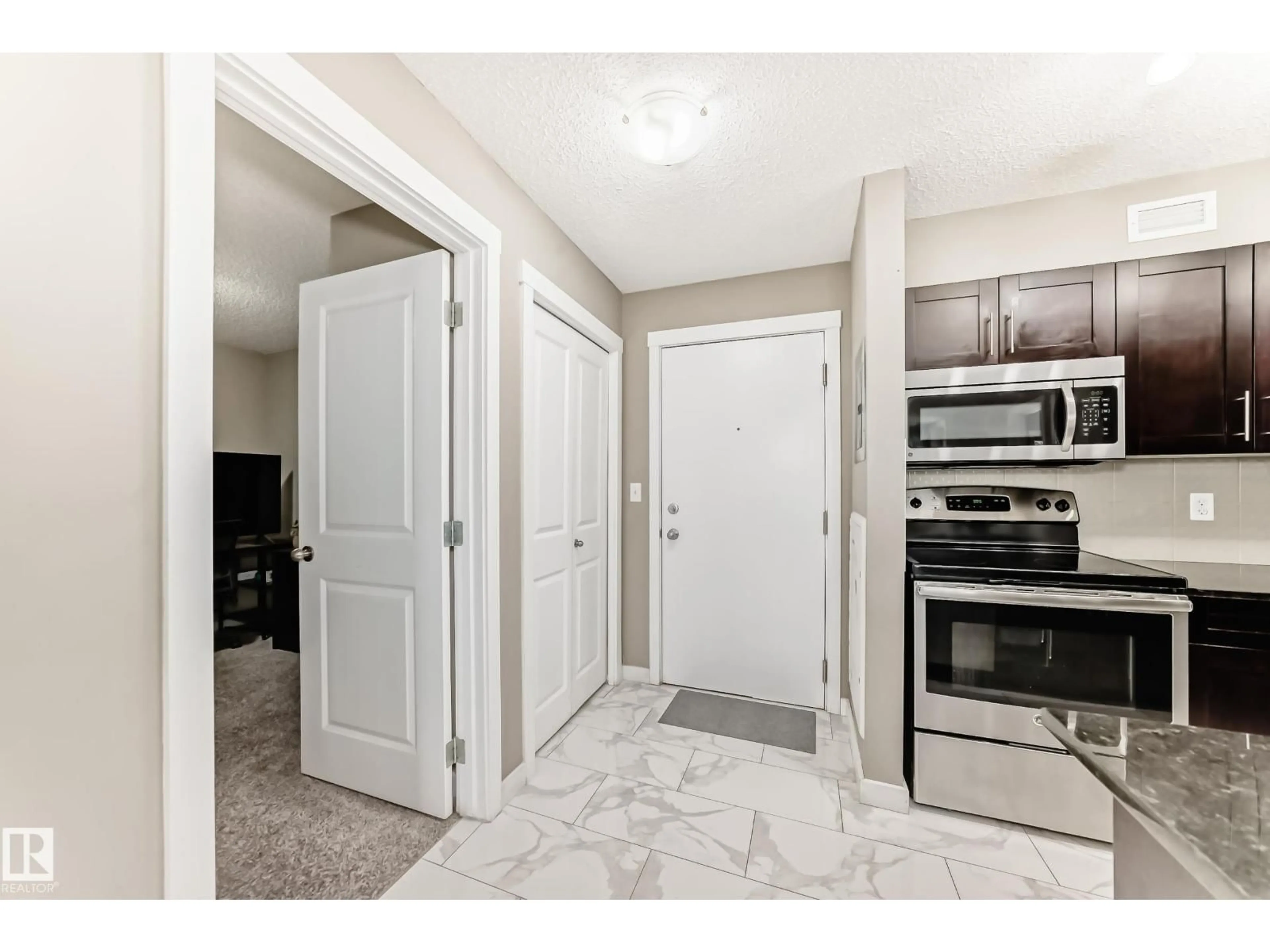 Indoor entryway for 5804 - 118 MULLEN PLACE, Edmonton Alberta T6R0W3