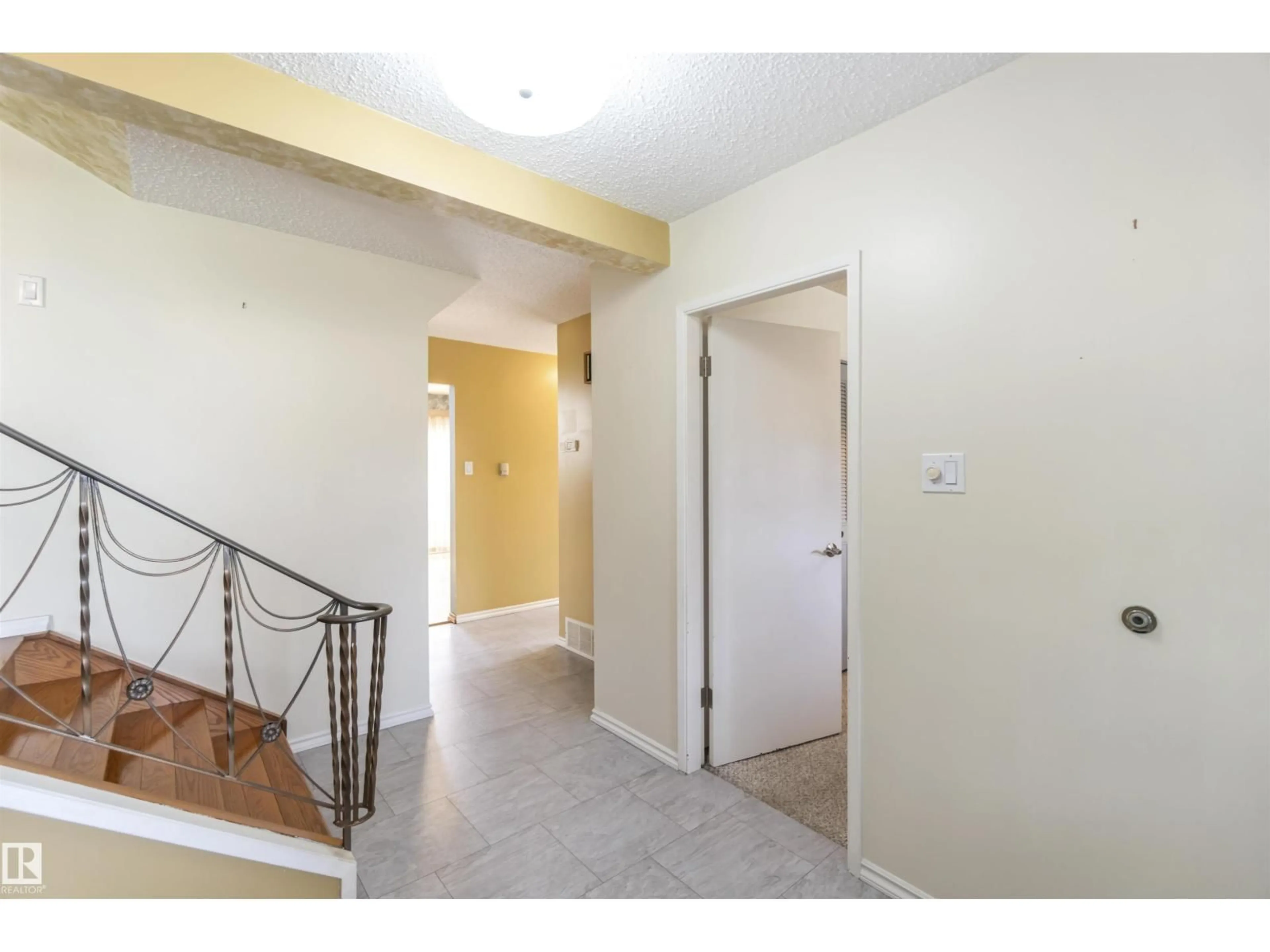 Indoor entryway for 1412 KNOTTWOOD RD, Edmonton Alberta T6K2J9
