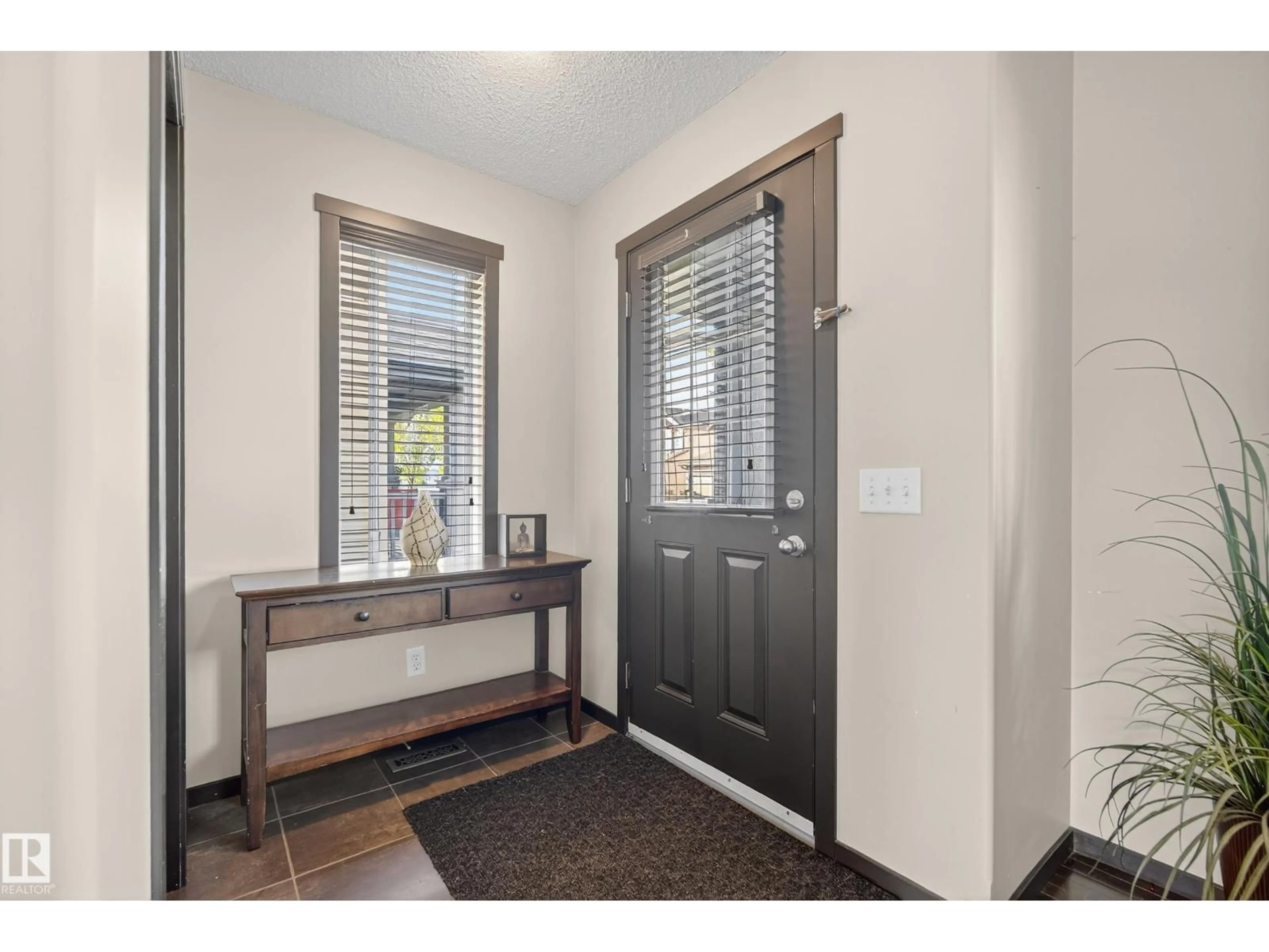 Indoor entryway for 3623 13 ST, Edmonton Alberta T6T0J5