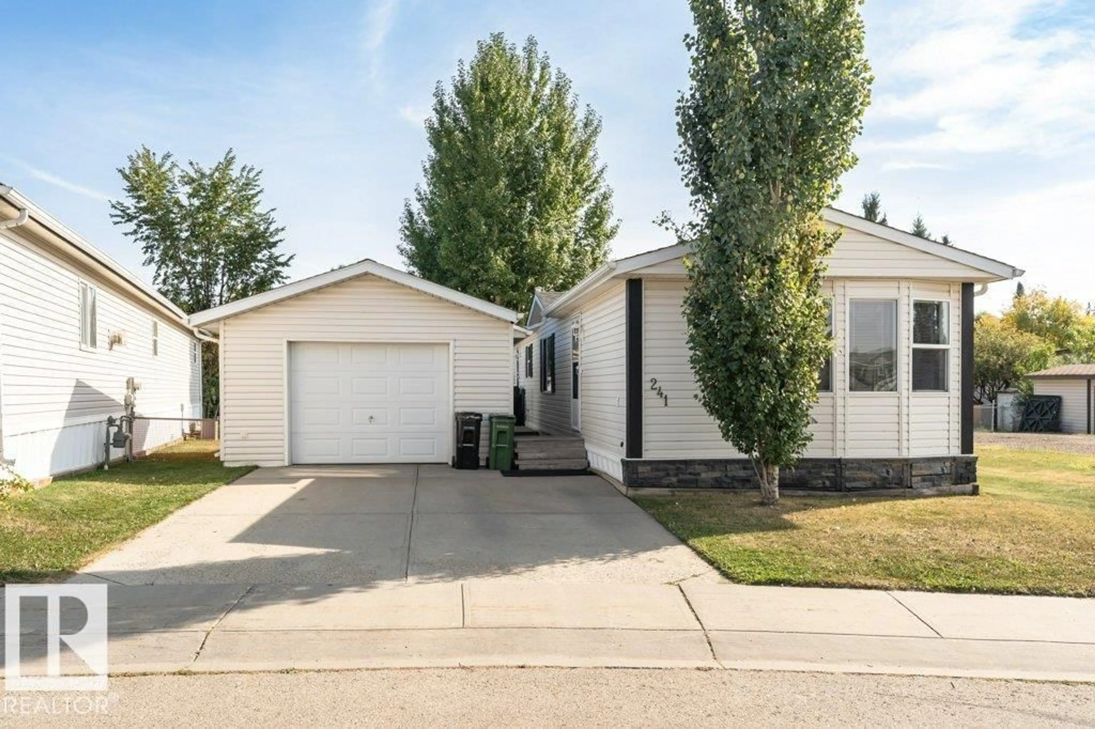 Home with vinyl exterior material, street for 241 OAK WOOD DR, Edmonton Alberta T6P0A4