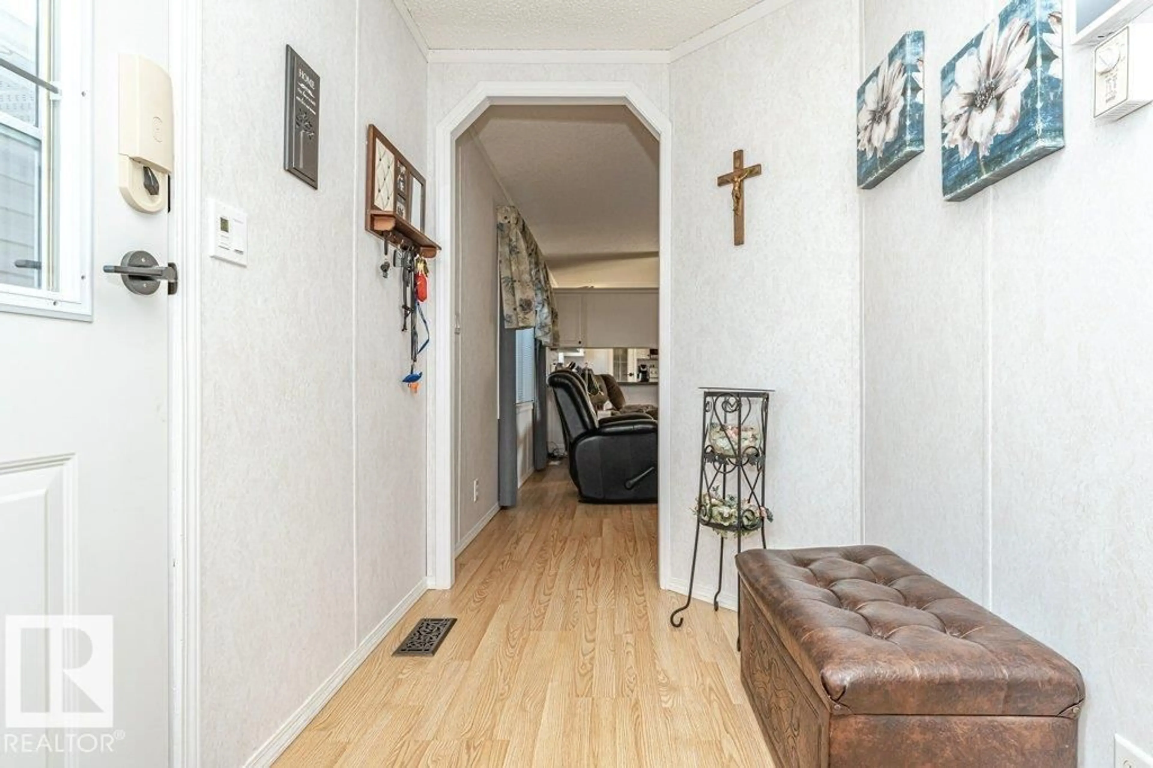 Indoor entryway for 241 OAK WOOD DR, Edmonton Alberta T6P0A4