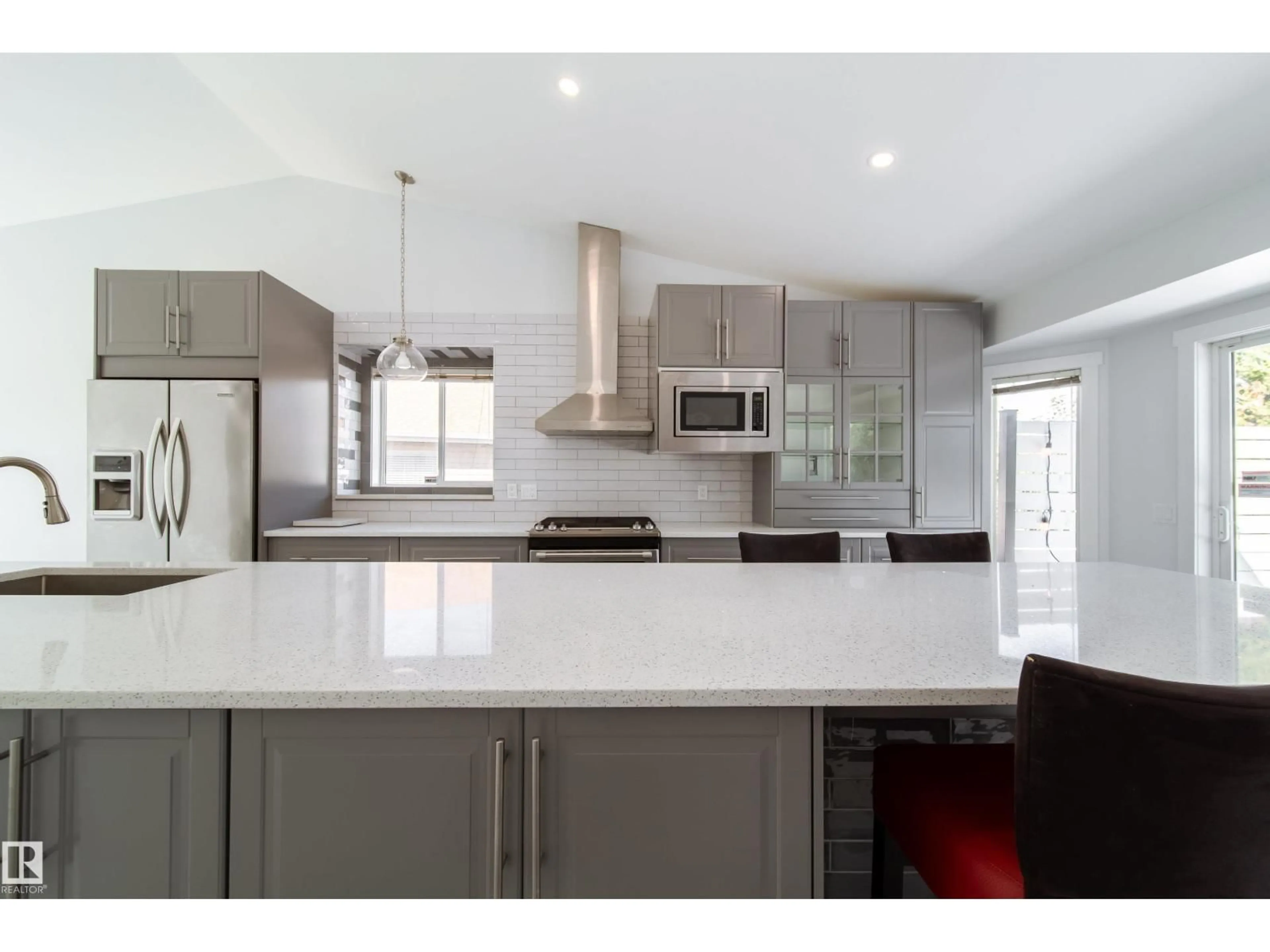 Contemporary kitchen, unknown for 19016 52 AV, Edmonton Alberta T6M2R4
