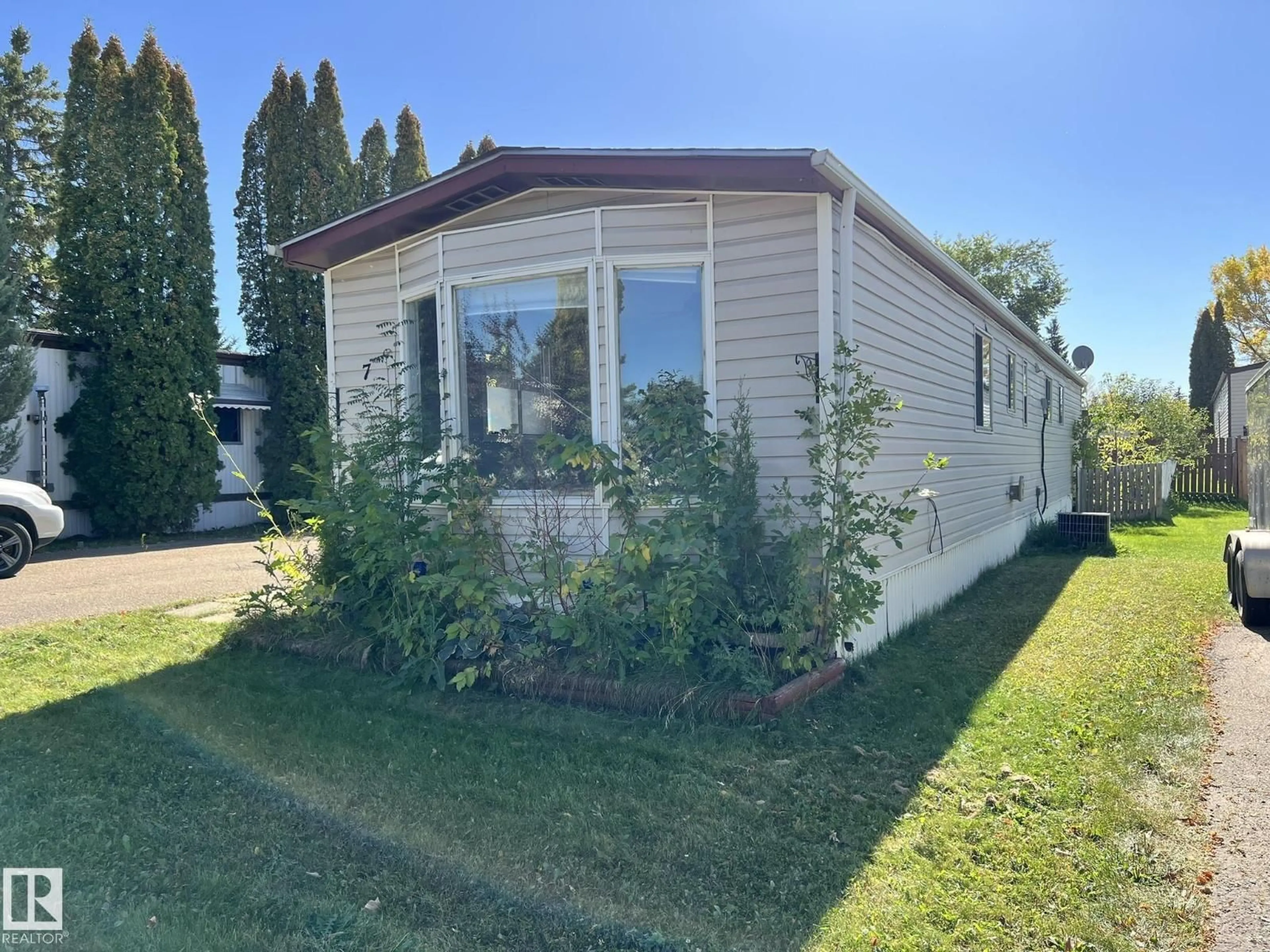 A pic from outside/outdoor area/front of a property/back of a property/a pic from drone, building for 7 HILLCREST DR, Edmonton Alberta T6P1J1