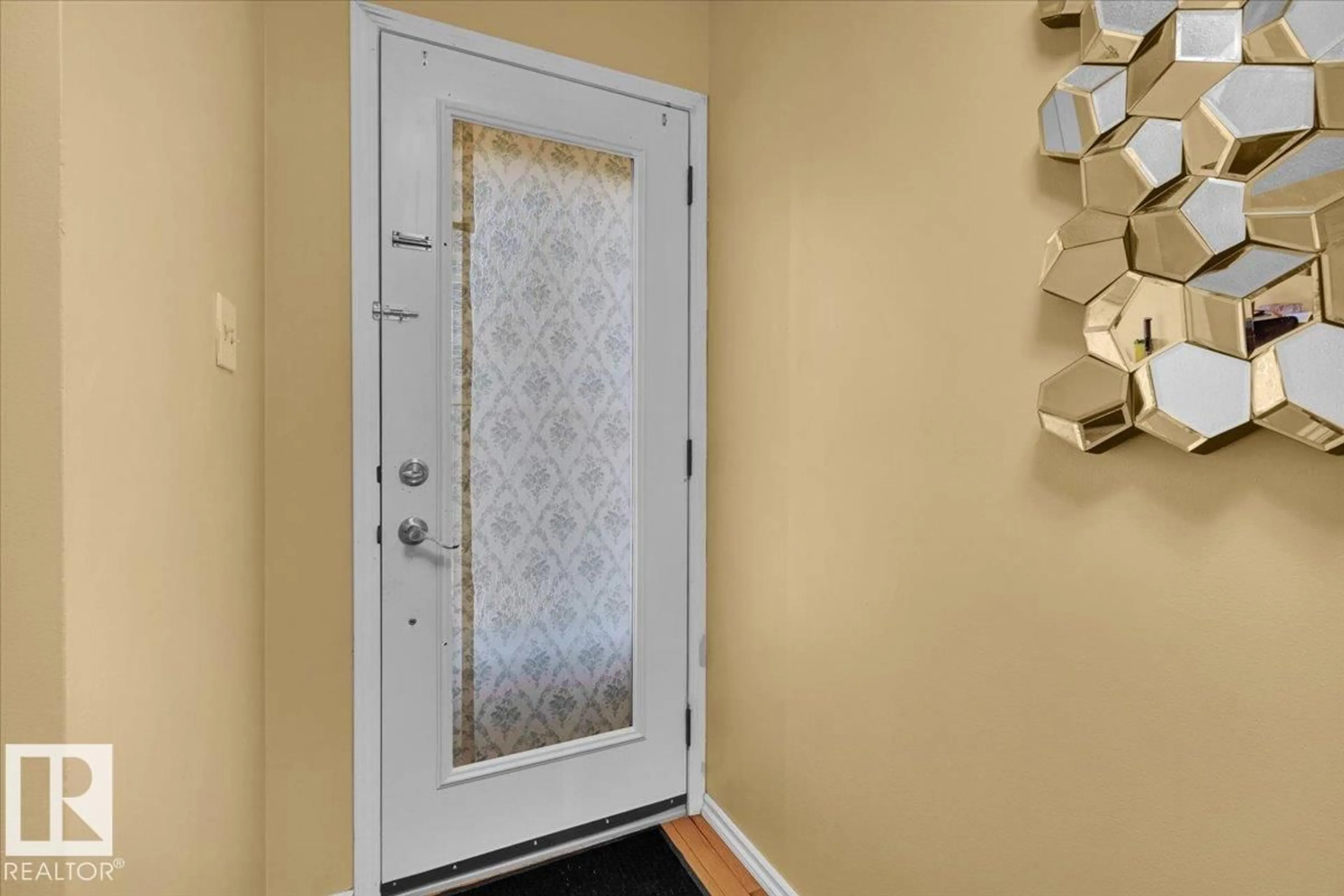 Indoor entryway for 18708 57 AV, Edmonton Alberta T6M2A4