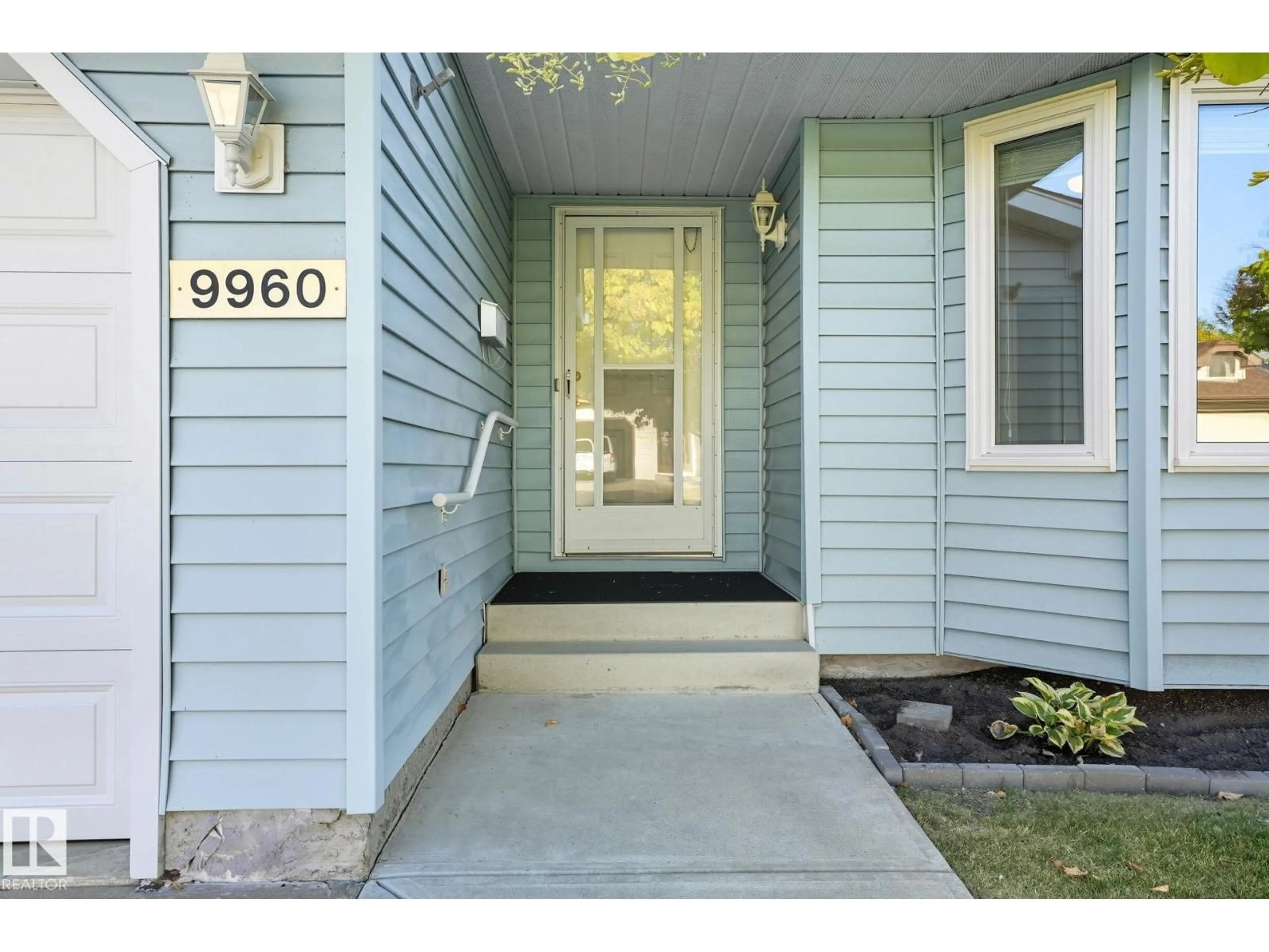 Indoor entryway for NW - 9960 176 AV, Edmonton Alberta T5X5W1