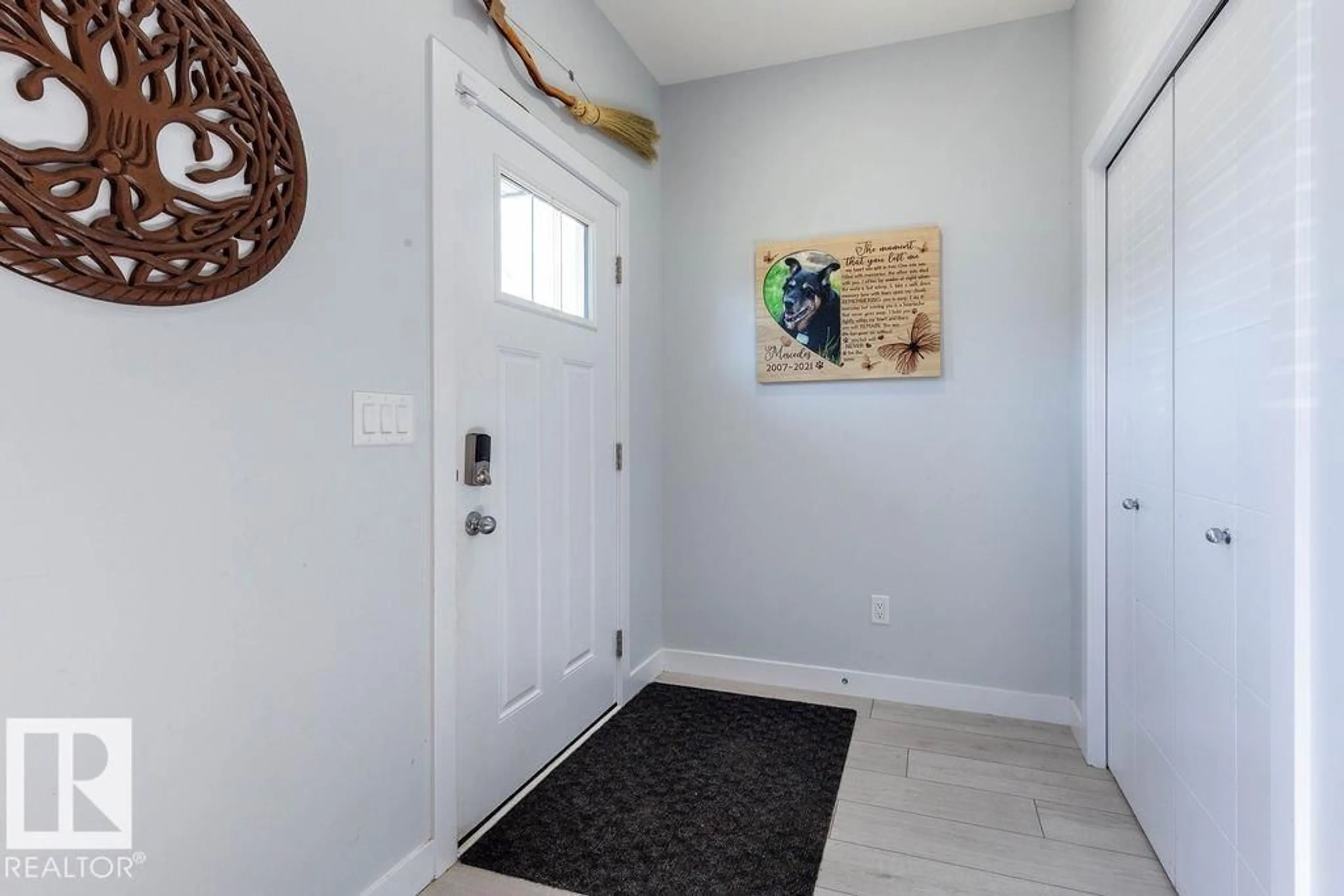 Indoor entryway for 828 NORTHERN HARRIER LN, Edmonton Alberta T5S0P8