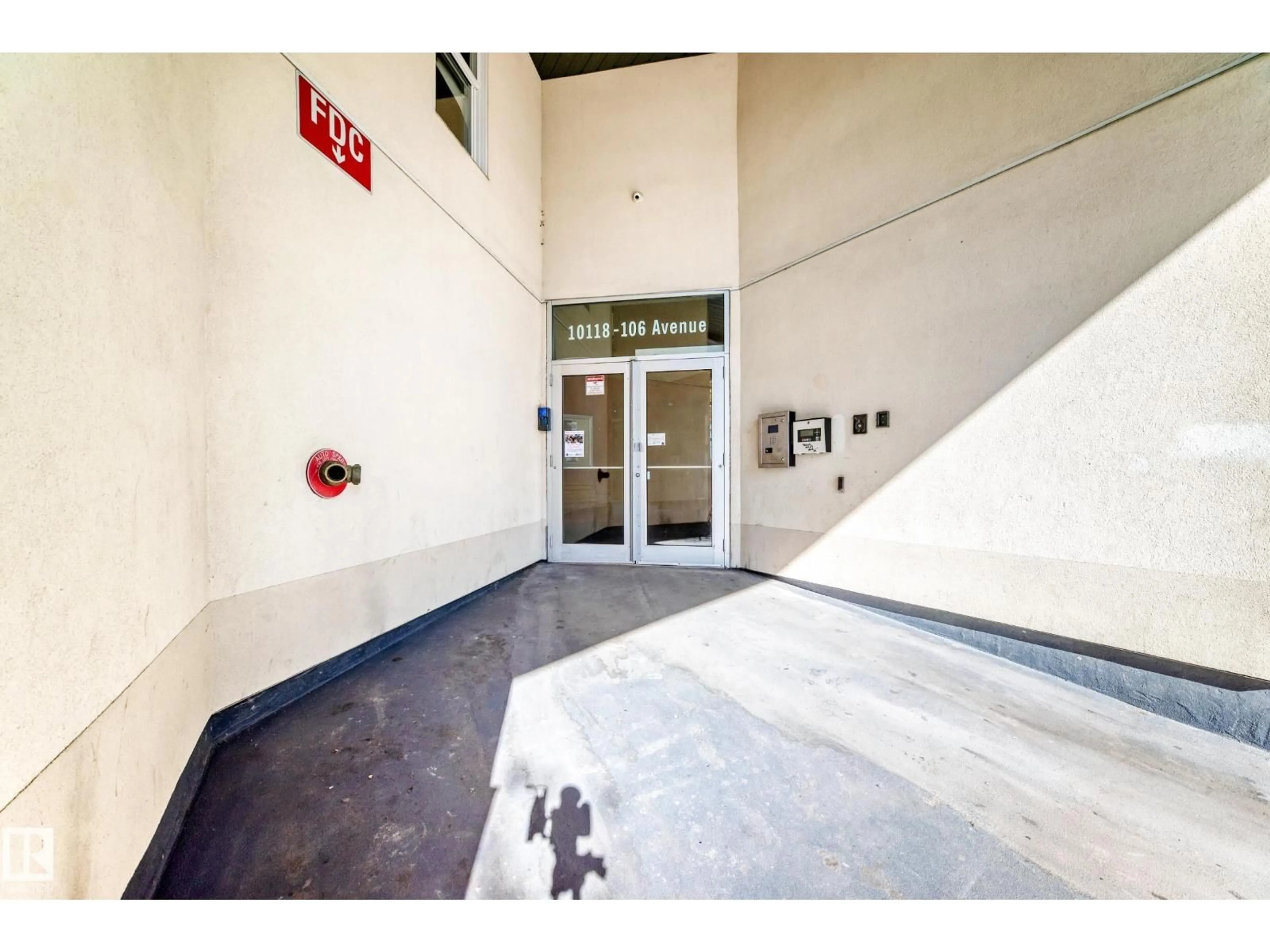 Indoor foyer for #104 - 10118 106 AV, Edmonton Alberta T5H0B8