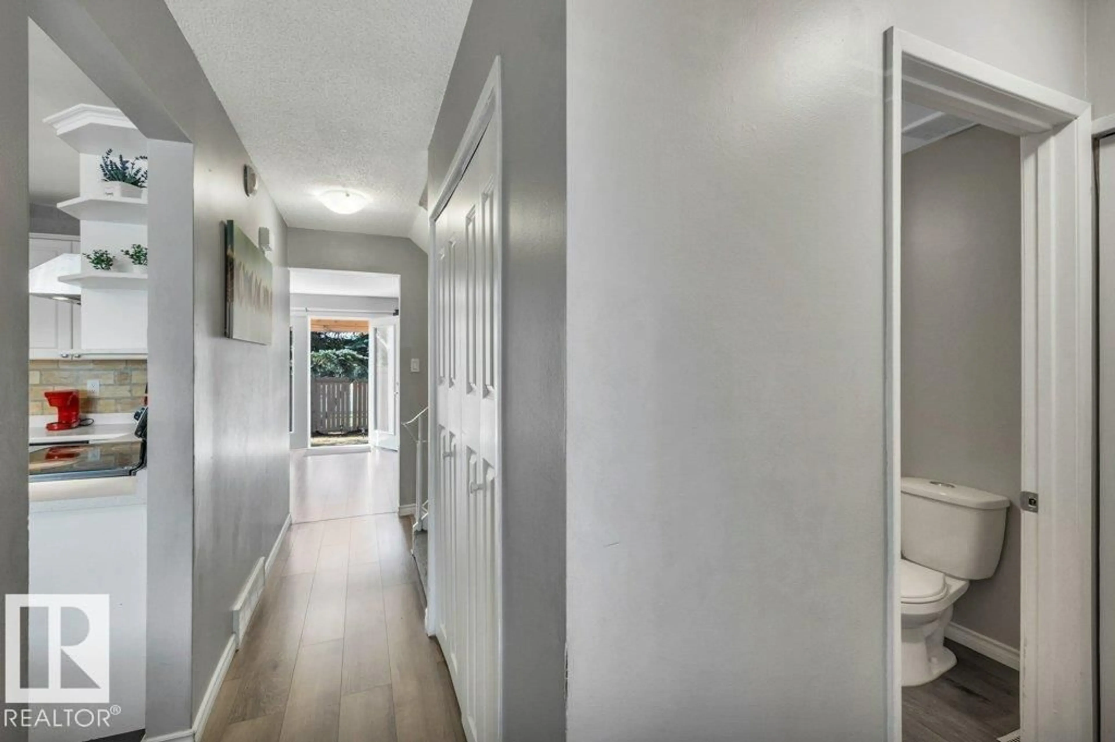 Indoor entryway for 169 ROYAL RD, Edmonton Alberta T6J2E7