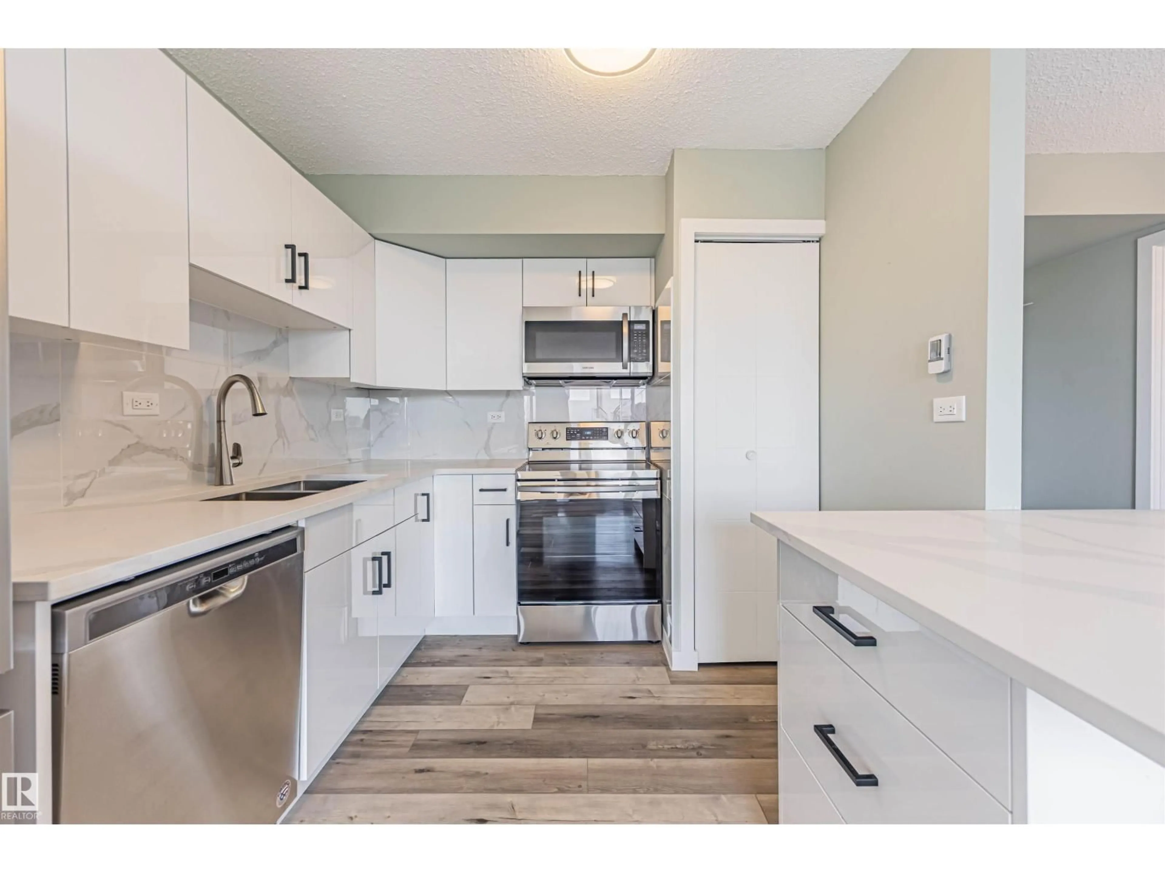 Standard kitchen, unknown for 10150 - 1705 117 ST, Edmonton Alberta T5K2J2