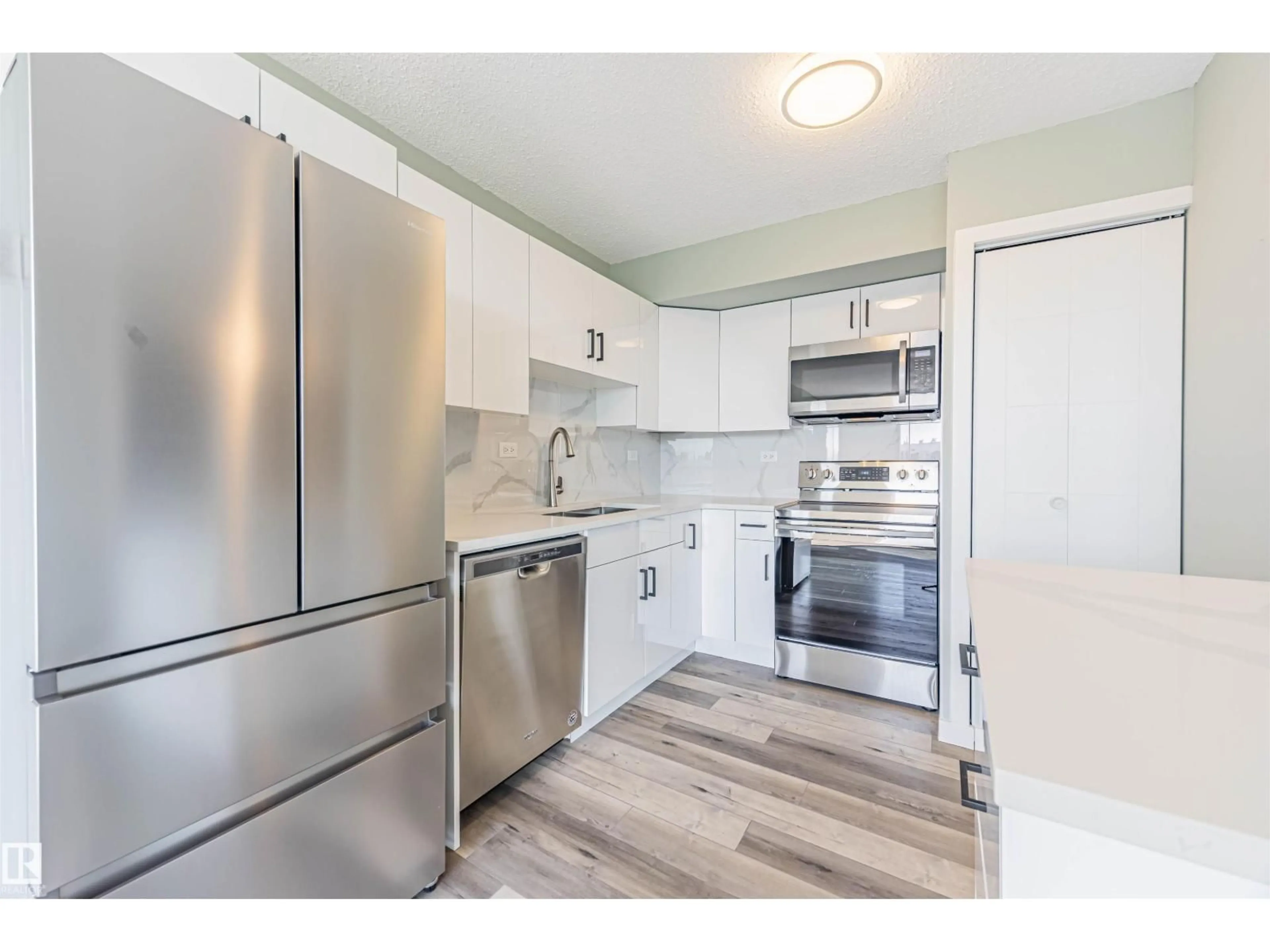 Standard kitchen, unknown for 10150 - 1705 117 ST, Edmonton Alberta T5K2J2