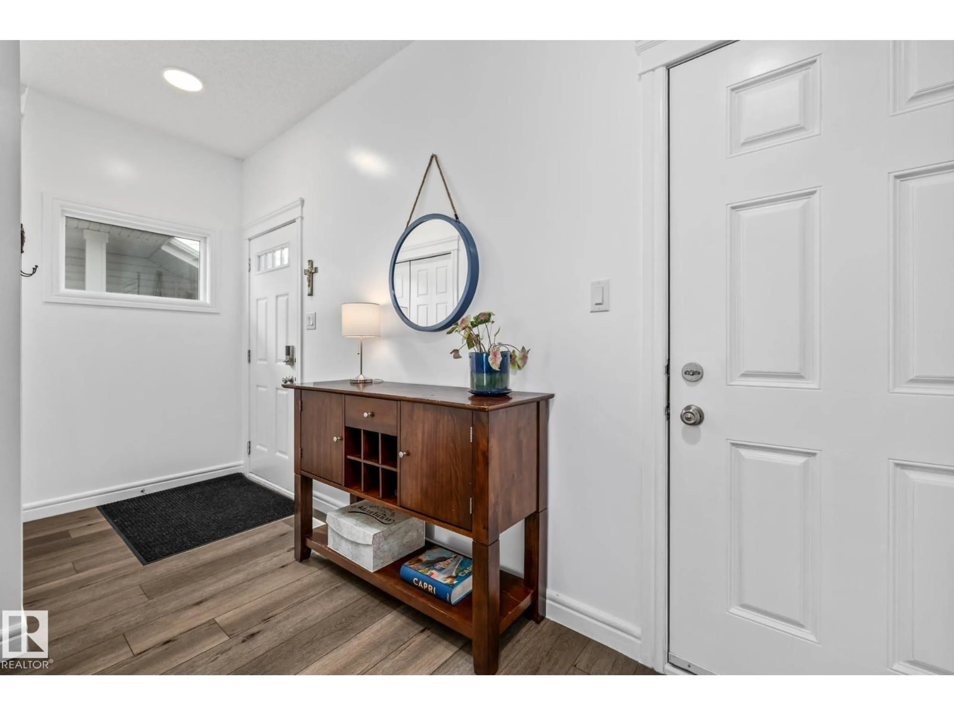 Indoor entryway for 96 WILLOW LI, Fort Saskatchewan Alberta T8L0W8