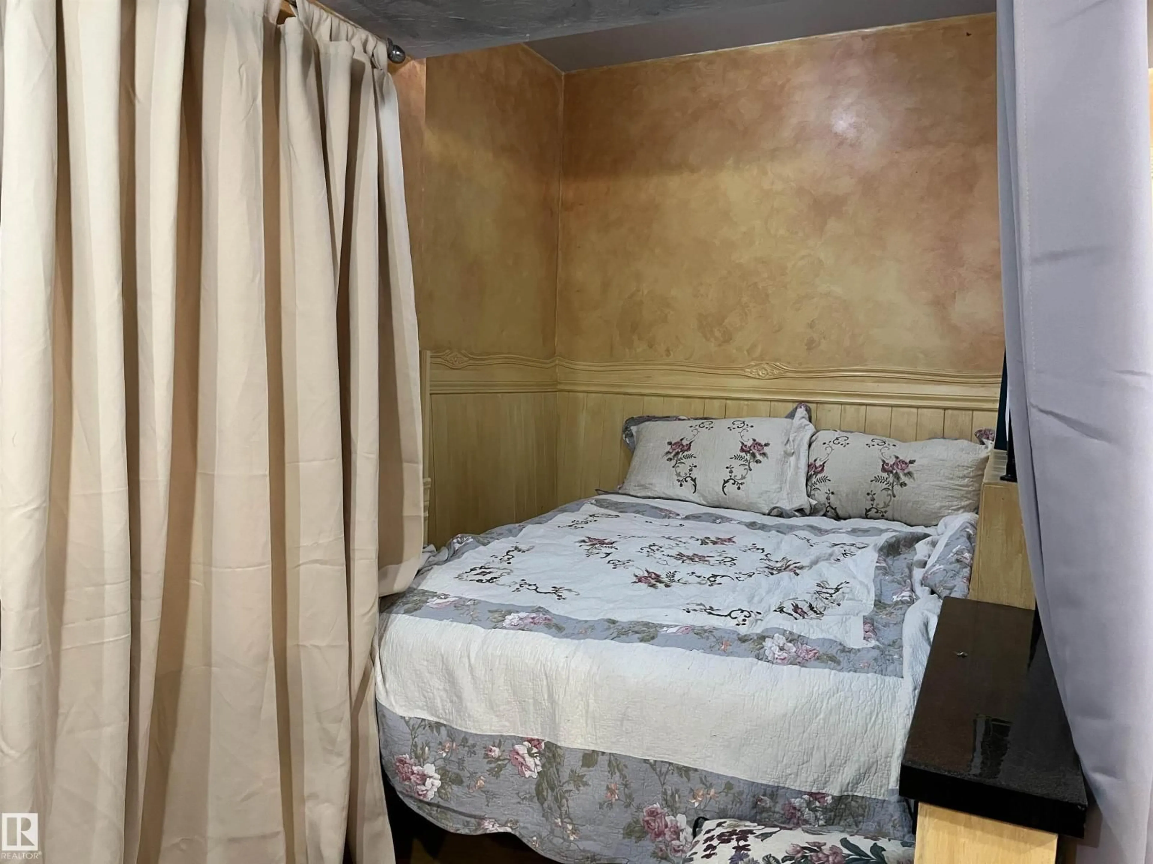 Bedroom with bed, unknown for 5019 50 STREET, Vilna Alberta T0A3L0