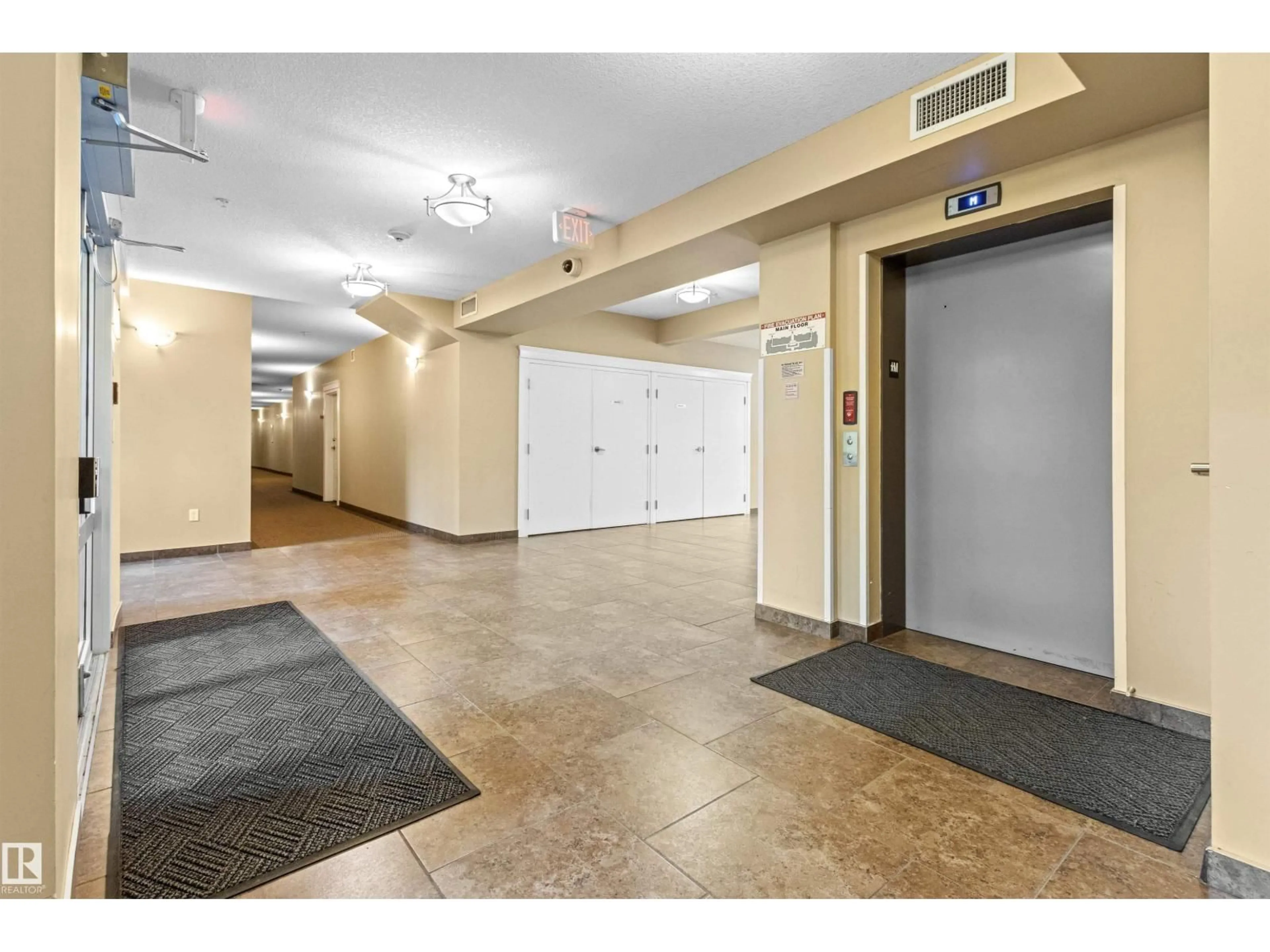 Indoor foyer for #107 - 8730 82 AV, Edmonton Alberta T6C0Z1