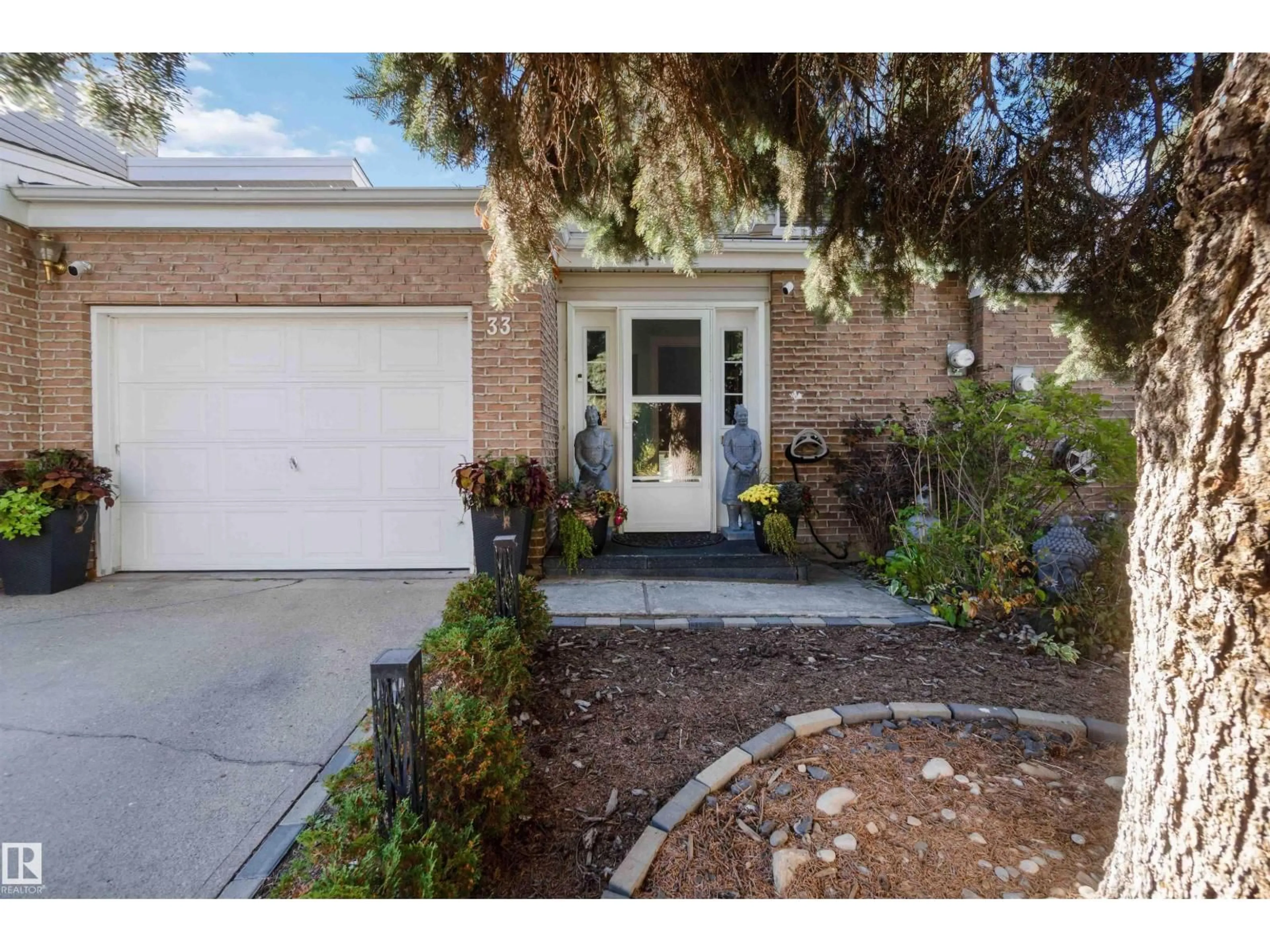 Indoor entryway for 33 GRANDVIEW RIDGE, St. Albert Alberta T8N1T3