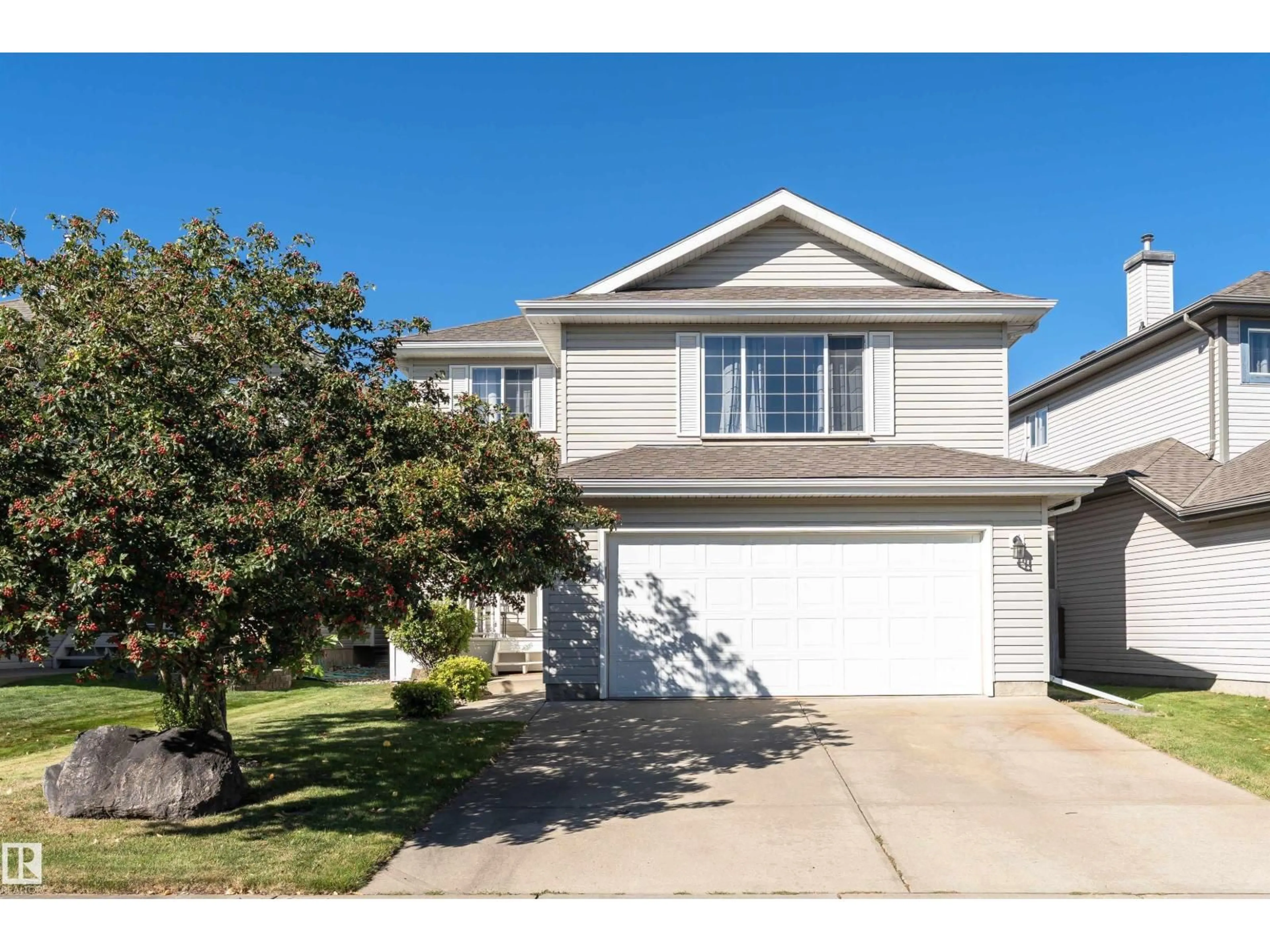 Home with vinyl exterior material, street for 714 GREEN WD, Edmonton Alberta T5T6T2