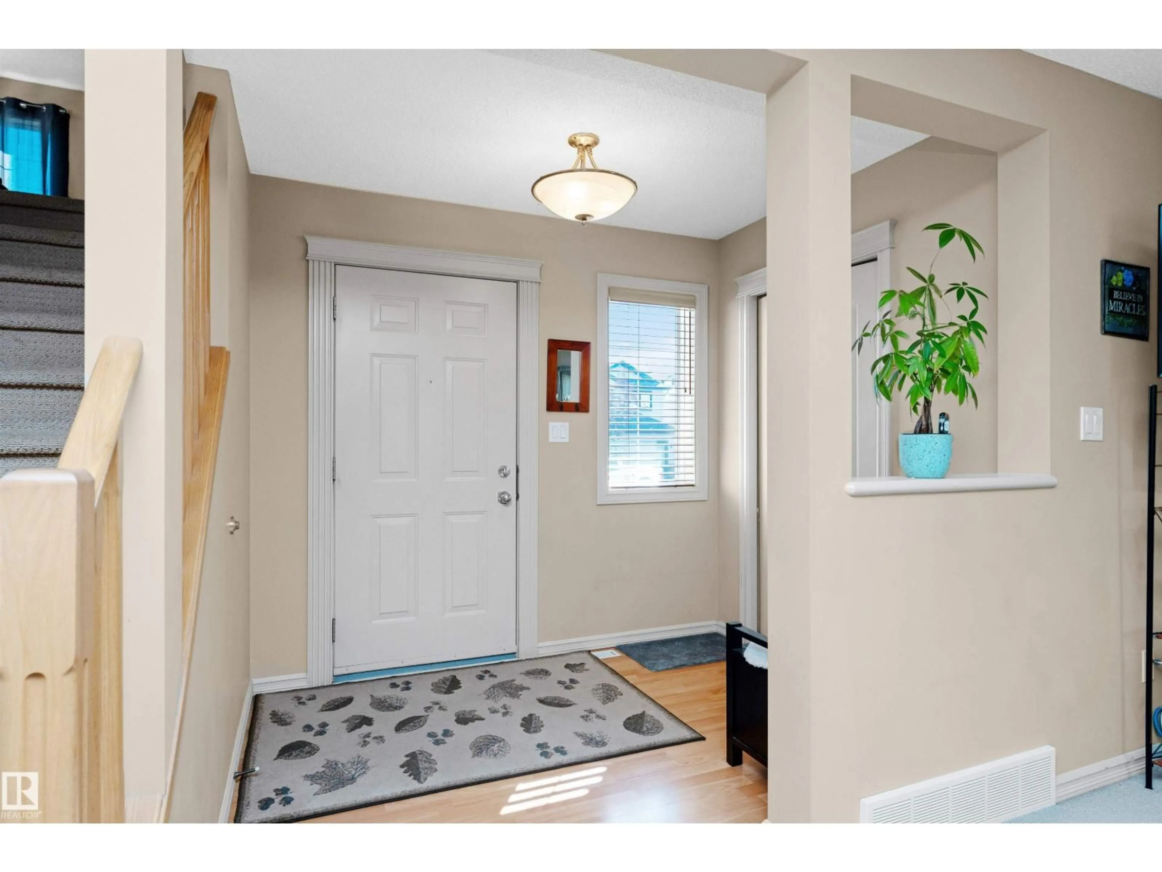 Indoor entryway for 714 GREEN WD, Edmonton Alberta T5T6T2