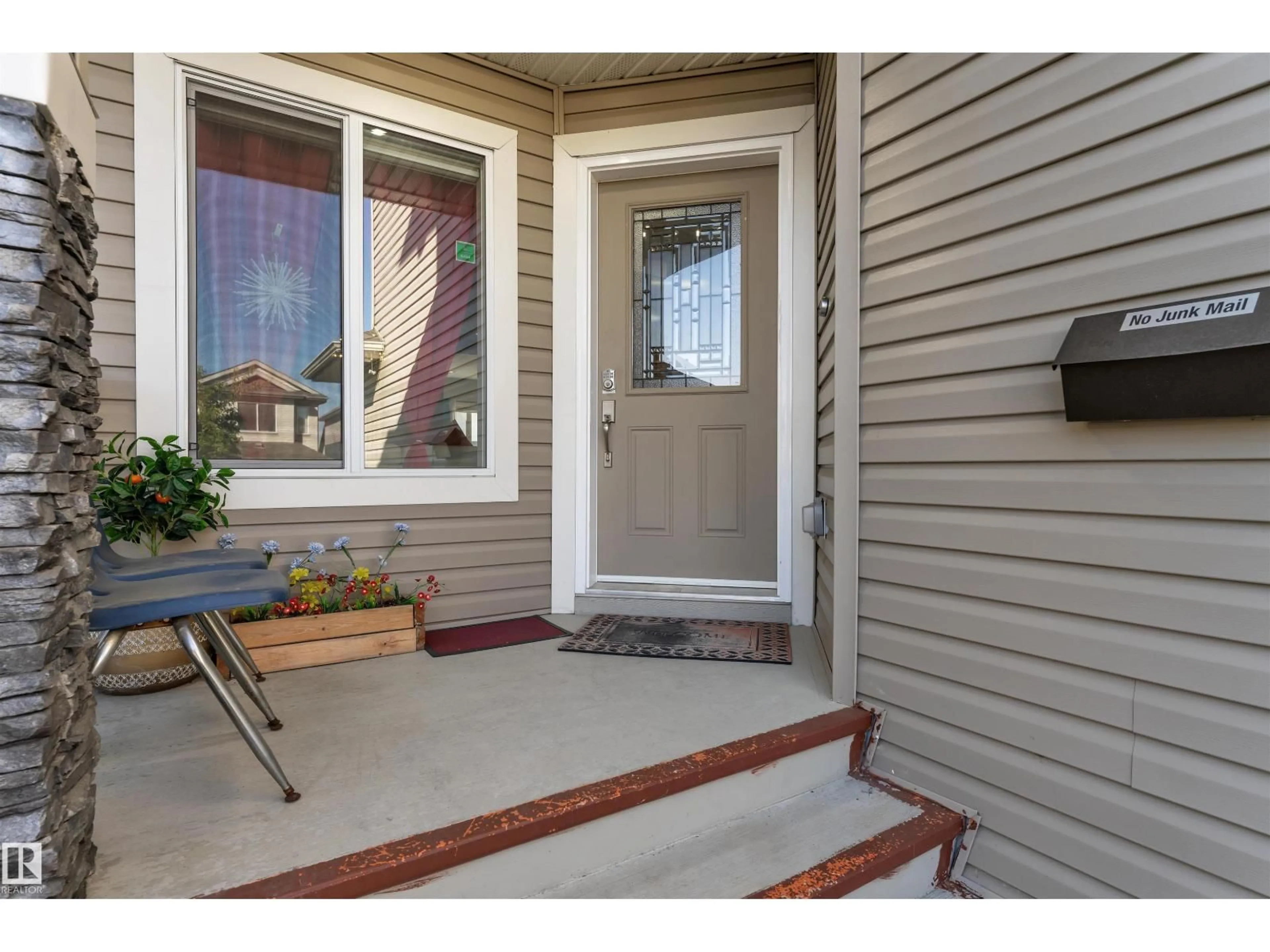 Indoor entryway for 3235 16 AVE, Edmonton Alberta T6T0T8