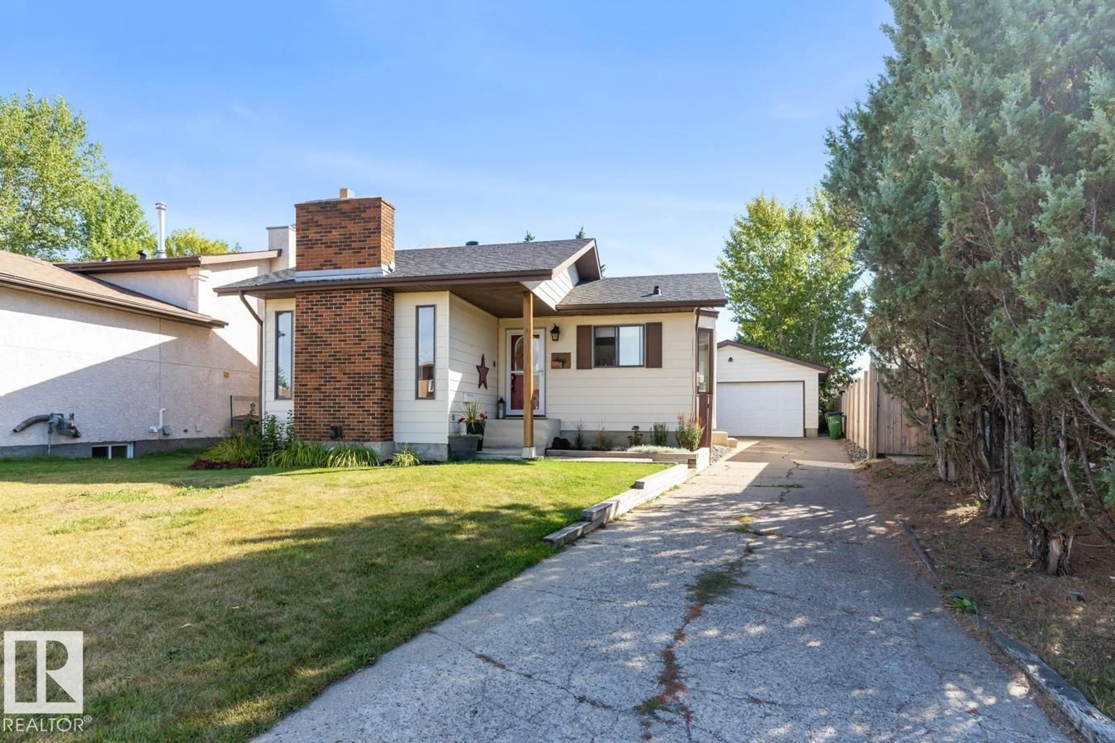 Home with vinyl exterior material, street for NW - 17507 93 ST, Edmonton Alberta T5Z2C6