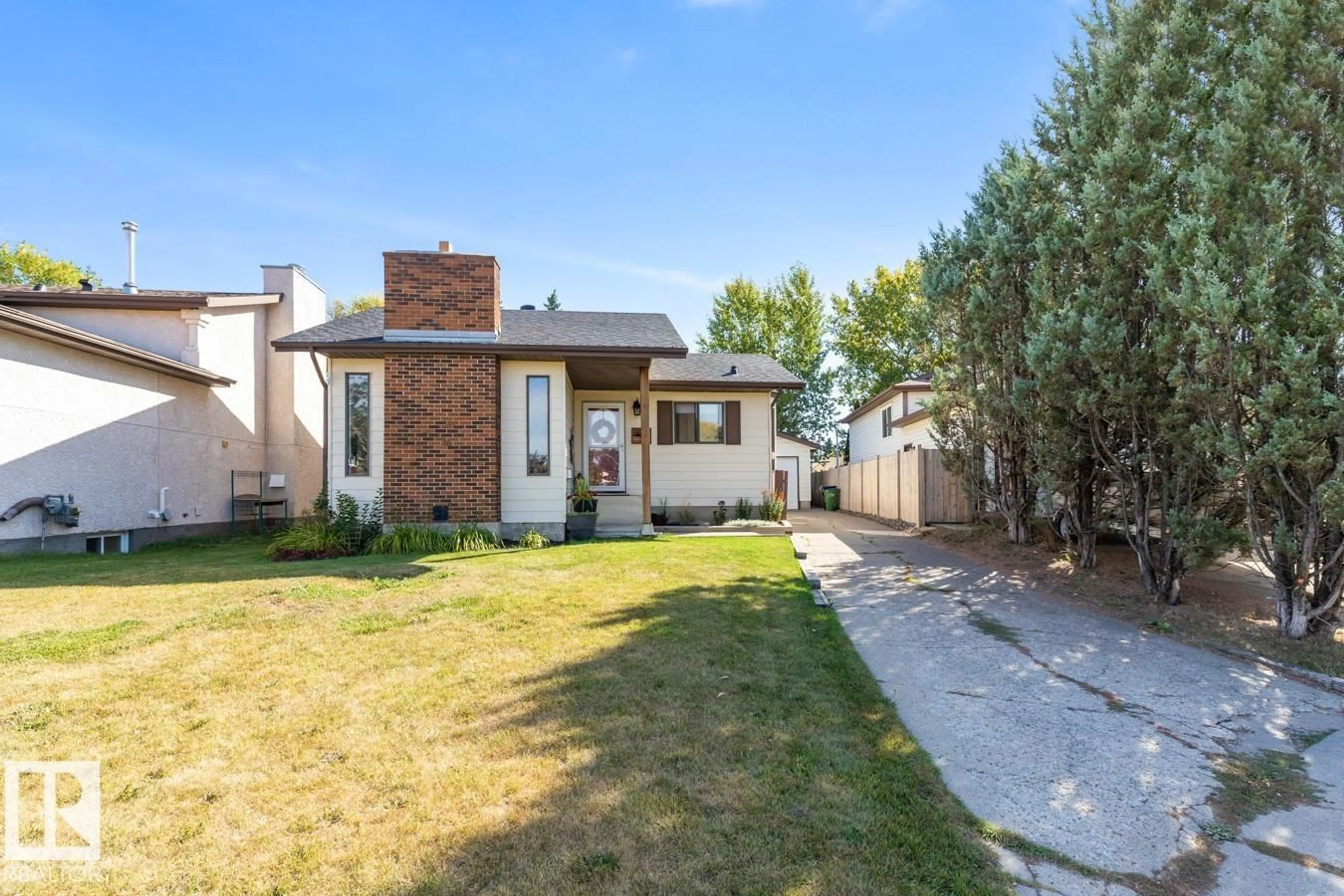 Home with vinyl exterior material, street for NW - 17507 93 ST, Edmonton Alberta T5Z2C6