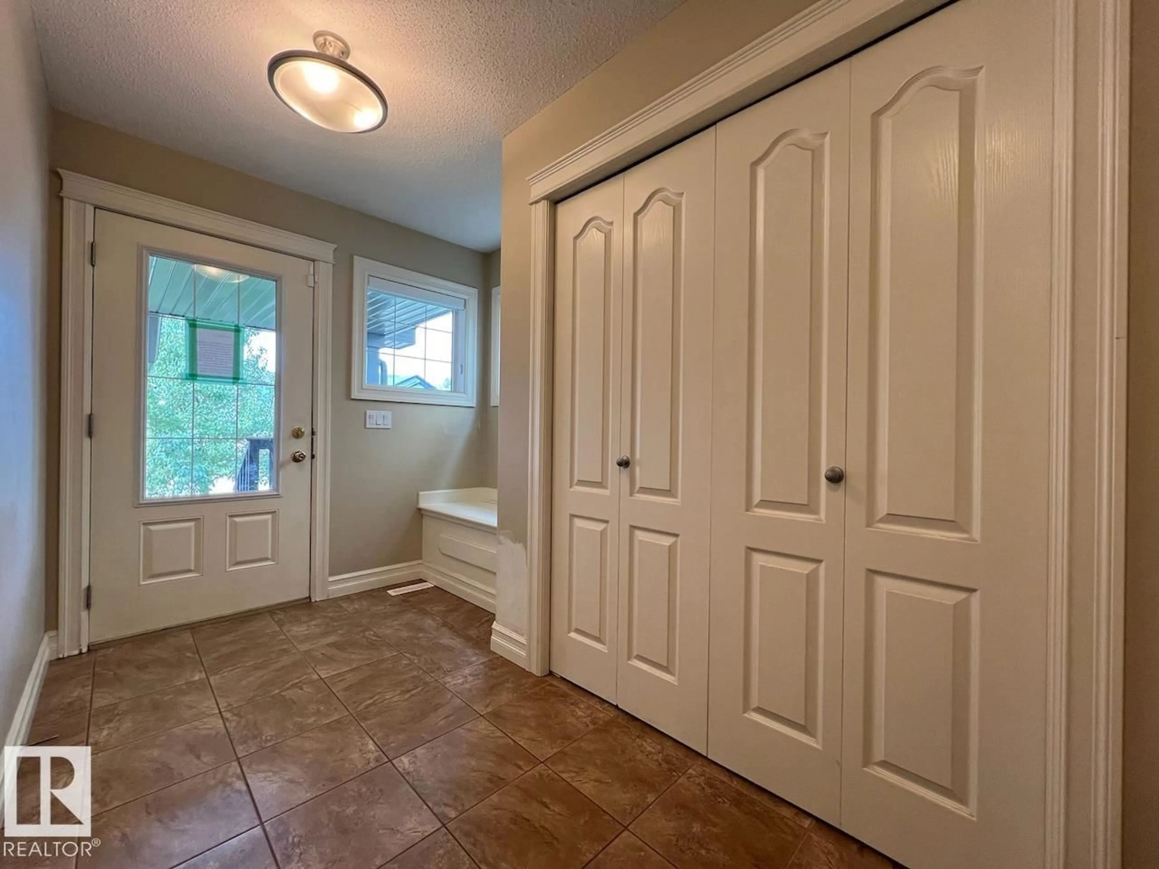 Indoor entryway for 1236 WESTERRA CR, Stony Plain Alberta T7Z0B2
