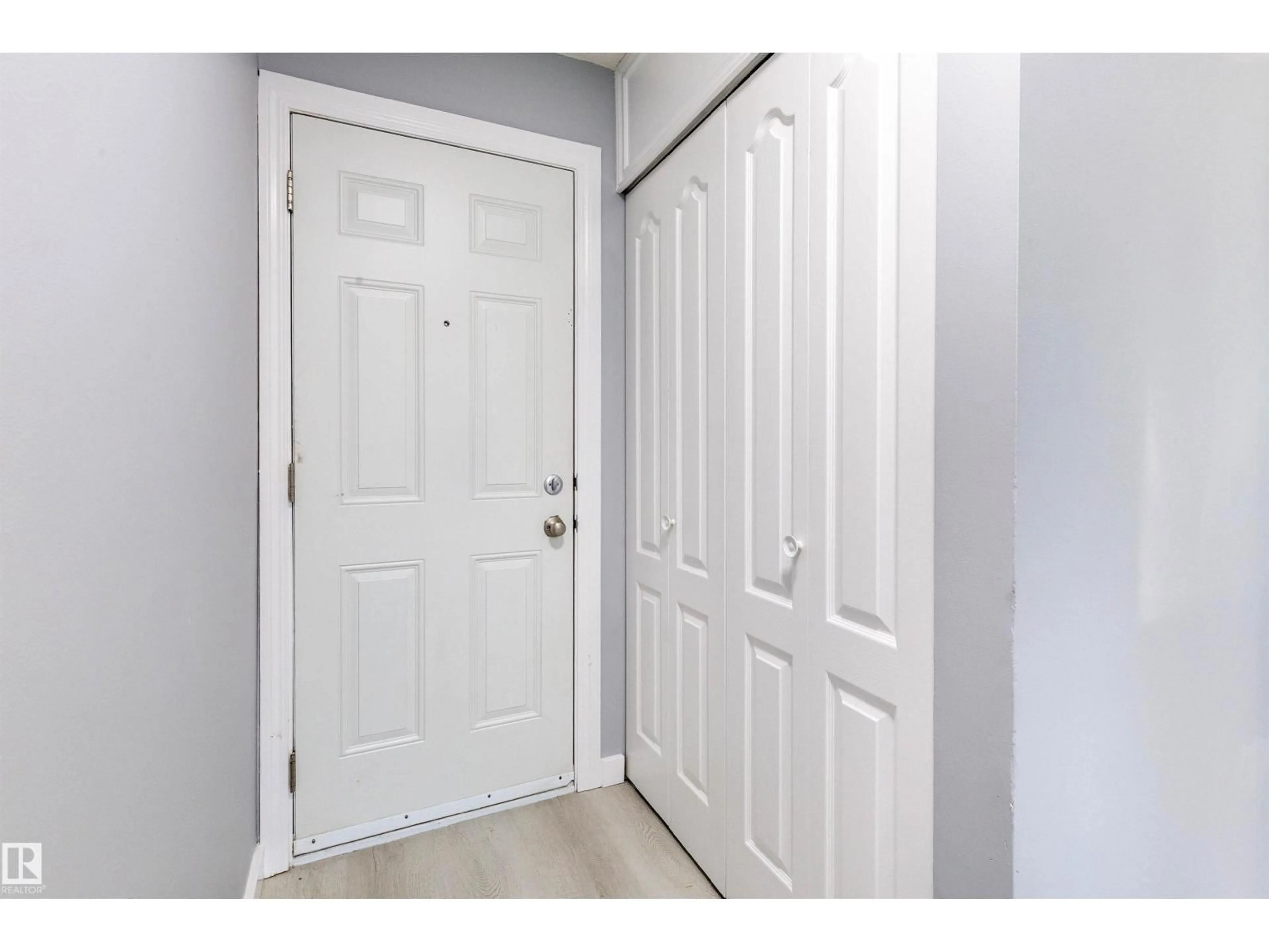Indoor entryway for 547 DUNLUCE RD, Edmonton Alberta T5X4P4
